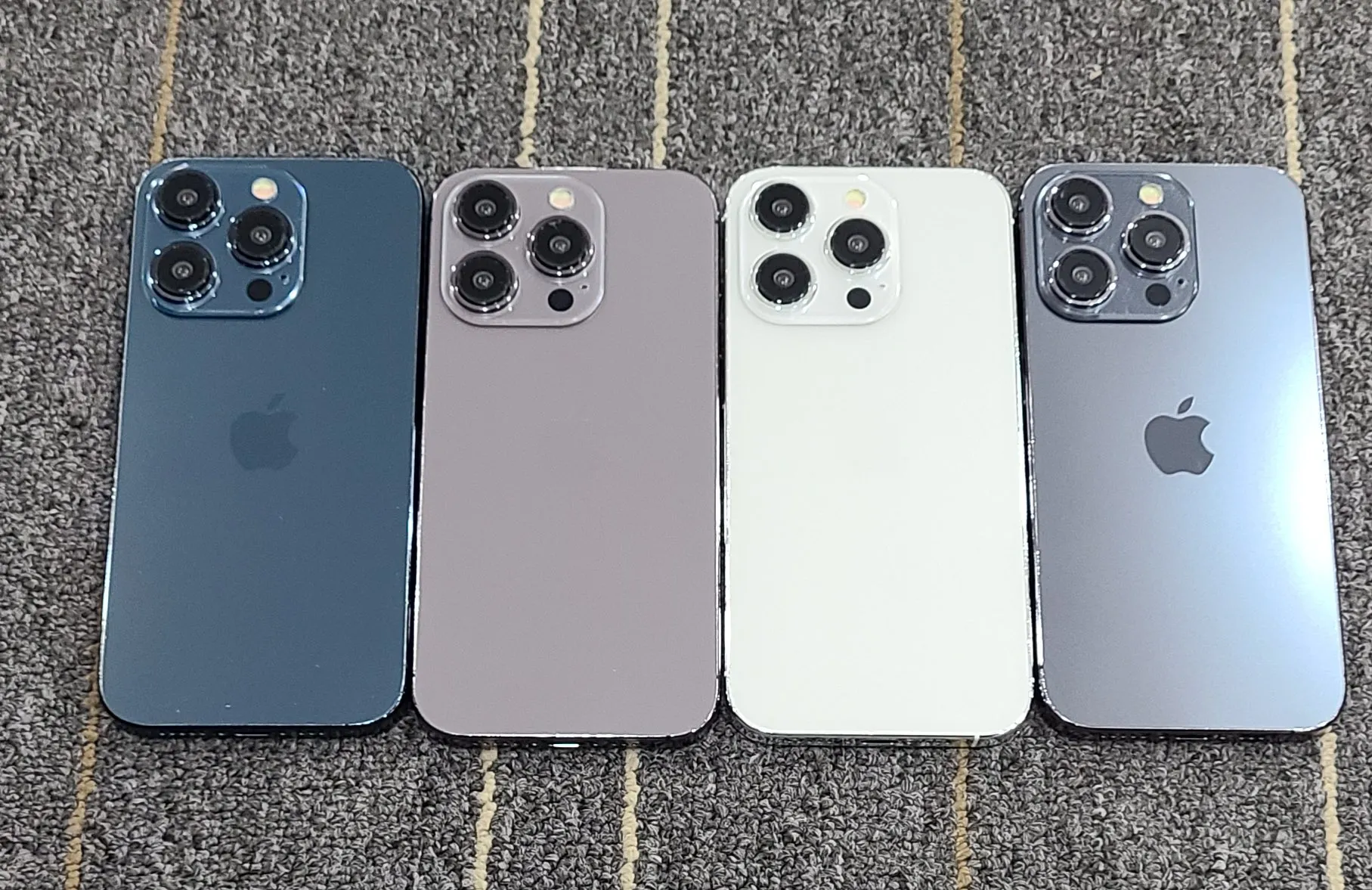 Mô hình iPhone 15 và iPhone 15 Pro về các tuỳ chọn màu sắc mới