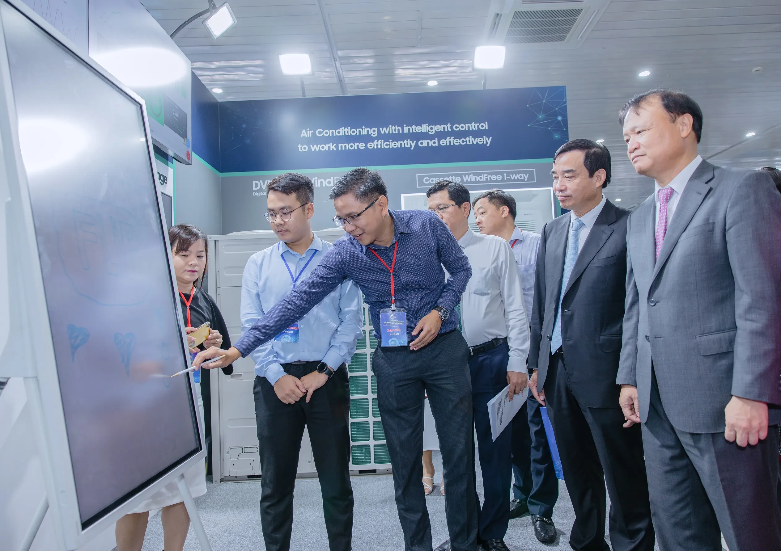Samsung trưng bày giải pháp hiển thị, điều hòa, di động và bảo mật tại Triển lãm công nghiệp hỗ trợ & chế biến chế tạo 2023