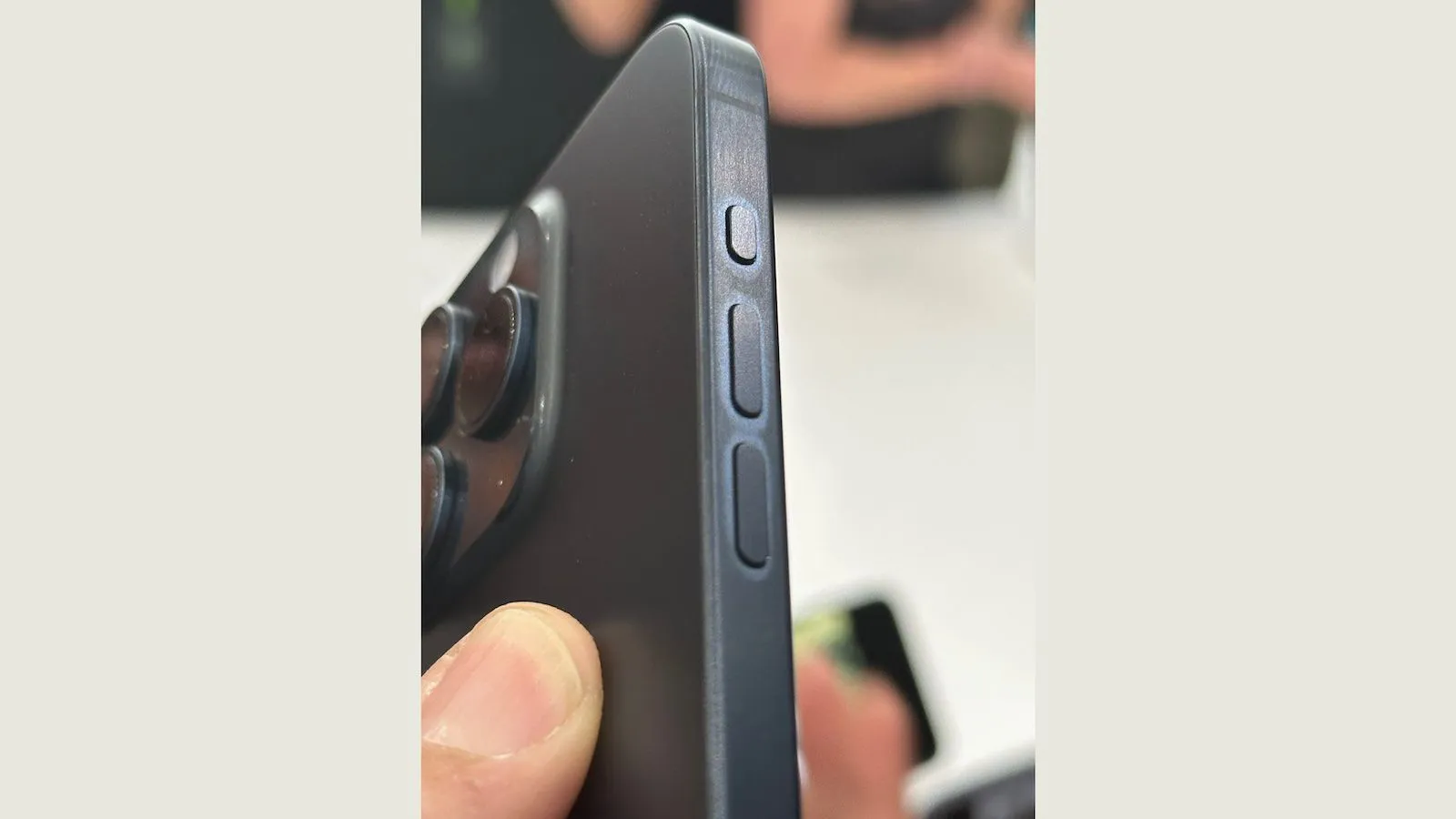 Apple cho biết dấu vân tay có thể “tạm thời làm đổi màu” khung titan của iPhone 15 Pro