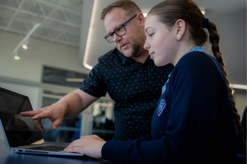 Microsoft ra mắt Azure AI Content Safety bảo vệ học sinh khỏi nội dung độc hại