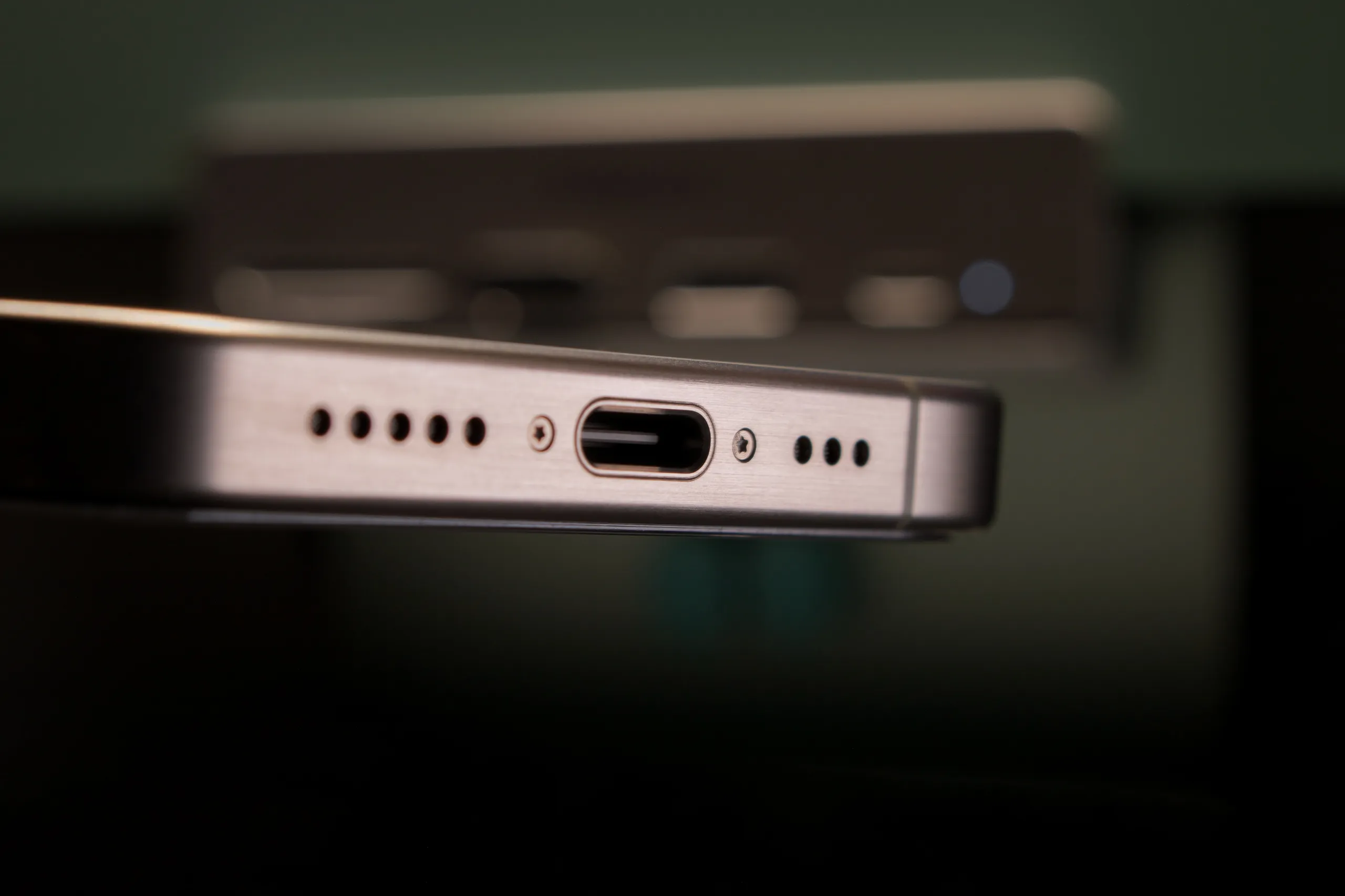 Tối ưu hóa sạc iPhone 15: Cách để sạc nhanh với cổng USB-C