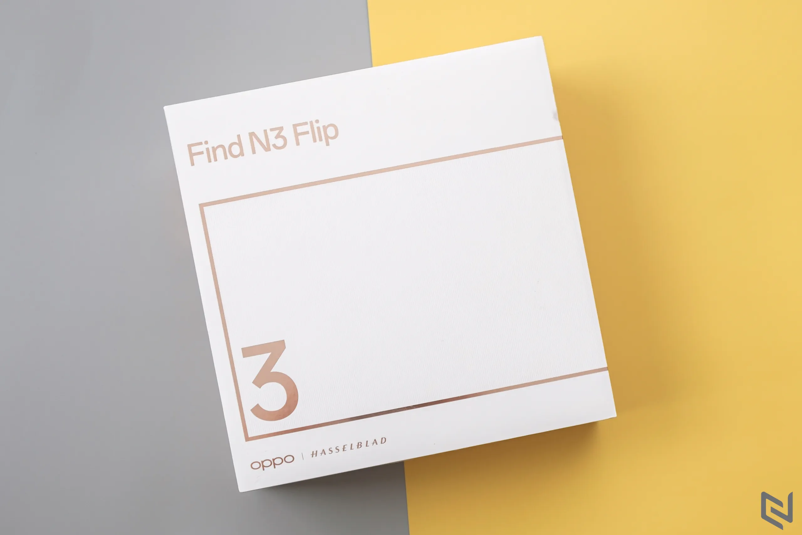 Mở hộp OPPO Find N3 Flip - Thiết kế thời thượng, màn hình phụ nhiều tính năng và cụm ba camera Hasselblad