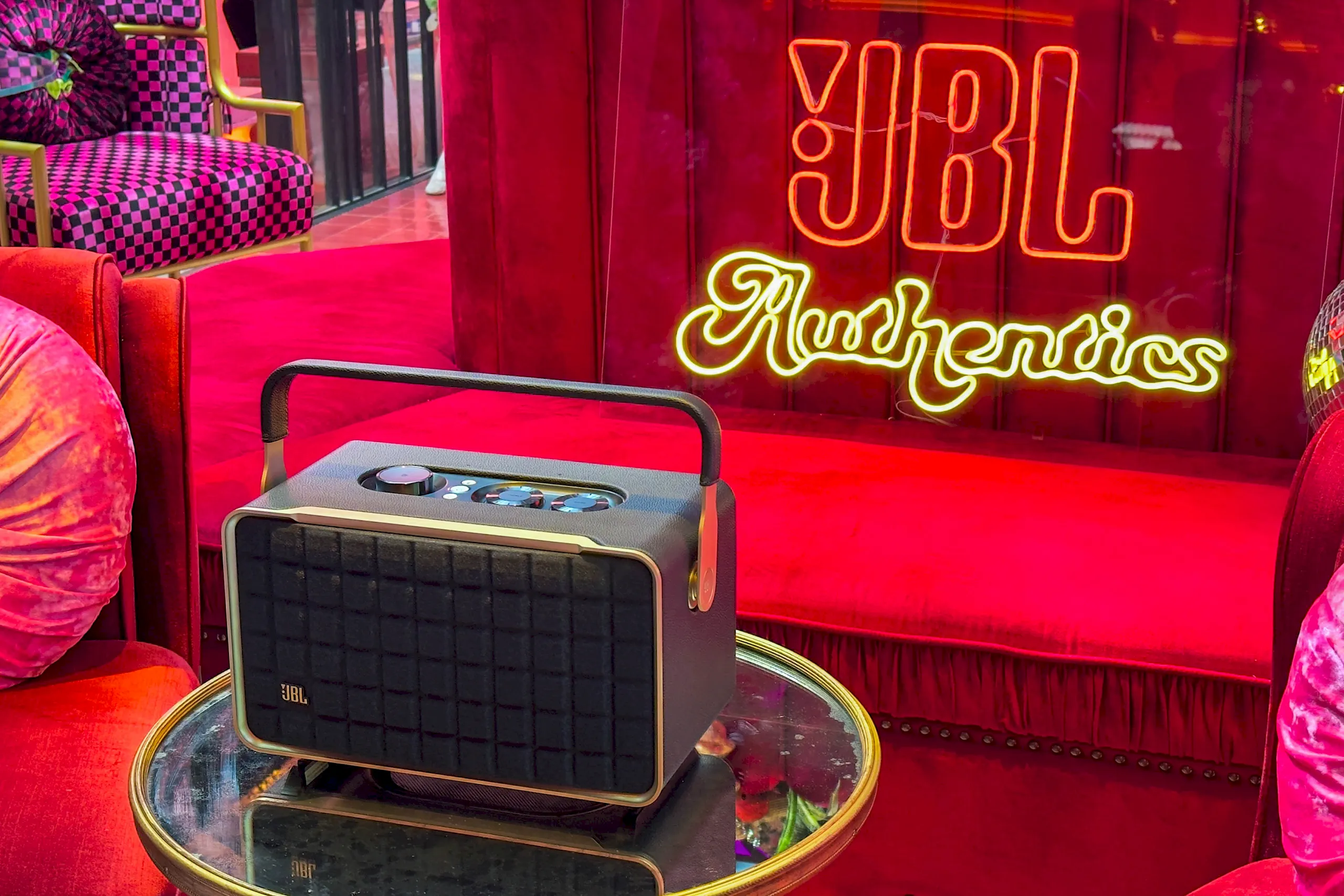 JBL mở bán dòng loa Authentics và đầu đĩa than Spinner BT với thiết kế cổ điển kết hợp các chức năng thông minh