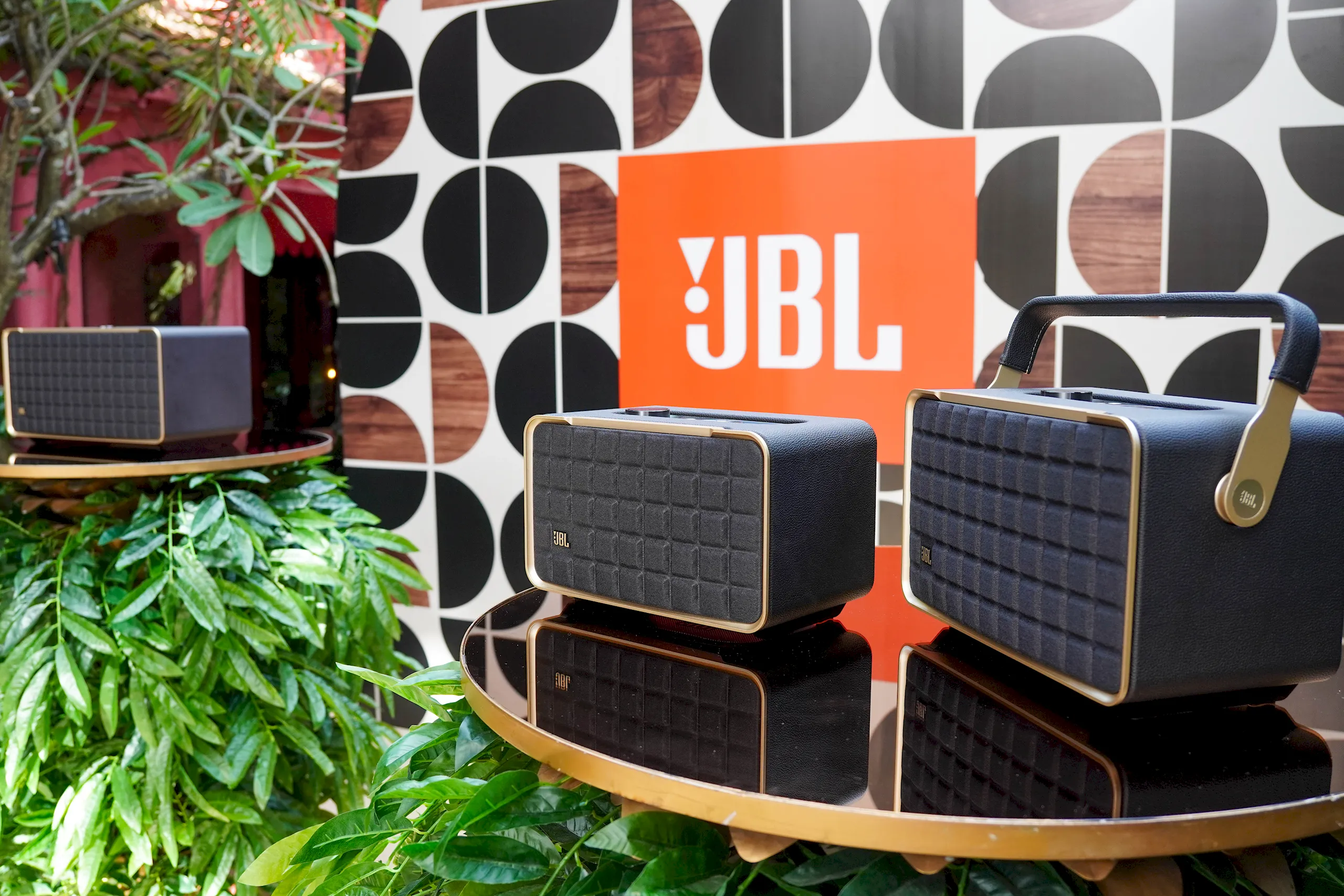 JBL mở bán dòng loa Authentics và đầu đĩa than Spinner BT với thiết kế cổ điển kết hợp các chức năng thông minh