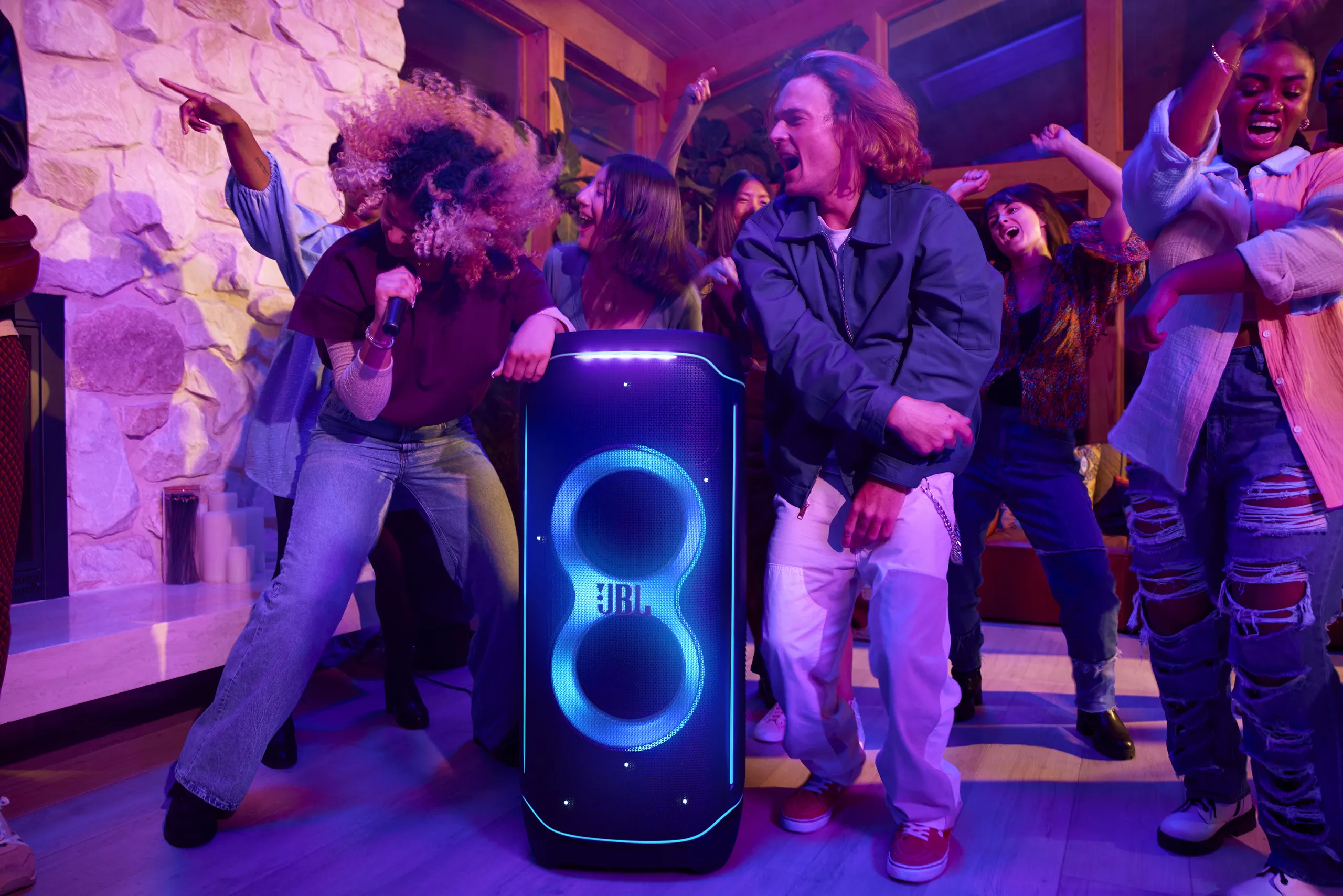 JBL ra mắt loa PartyBox Ultimate: Âm thanh đỉnh cao, ánh sáng lung linh, chống nước
