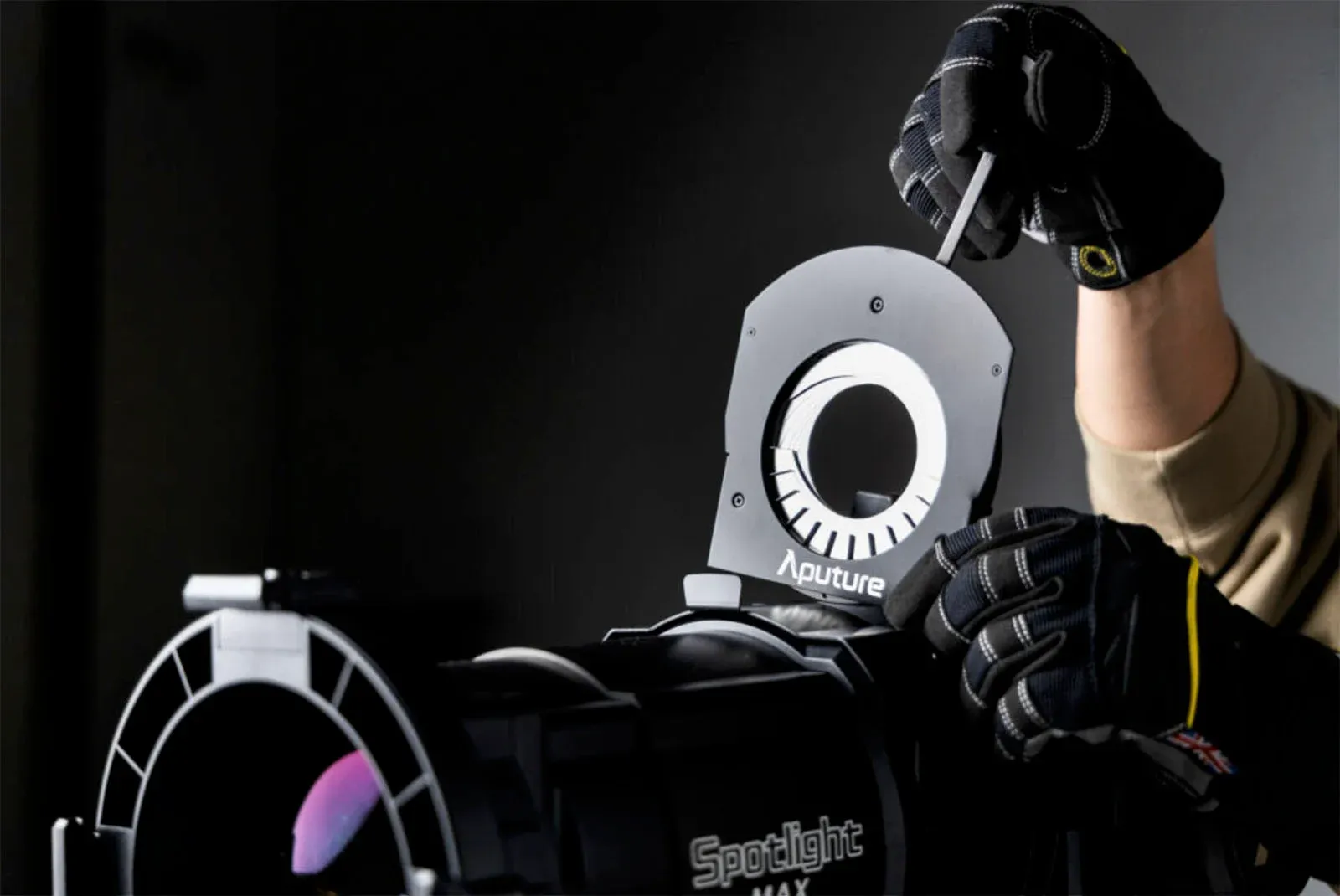 Aputure ra mắt Spotlight Max Projection Lens, phụ kiện định hình ánh sáng cho người dùng chuyên nghiệp