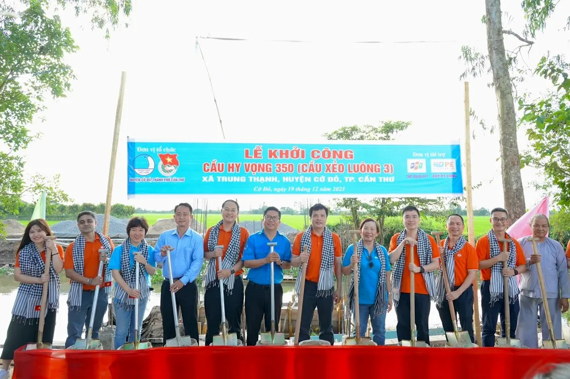 Tập đoàn FPT và Quỹ Hy Vọng khởi công cây cầu thứ 350 và trao tặng 3 thư viện điện tử tại Cần Thơ