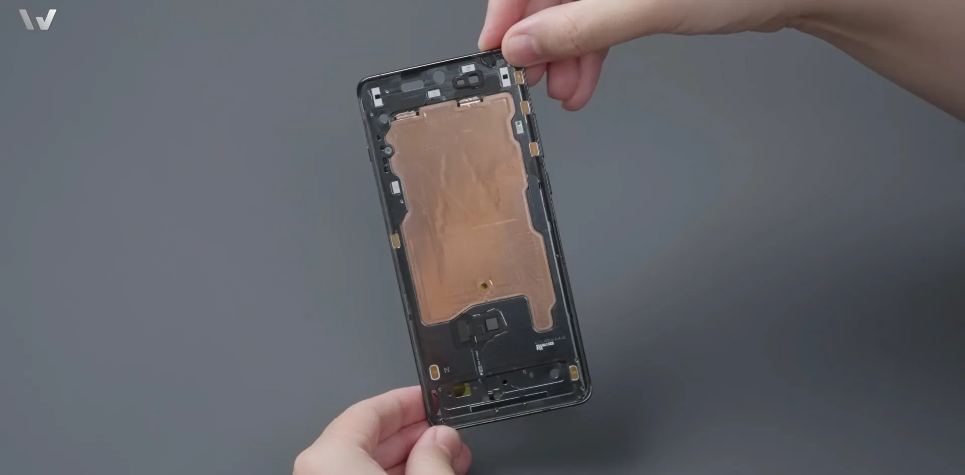 Video tháo tung OnePlus 12 cho thấy buồng hơi tản nhiệt lớn bên trong