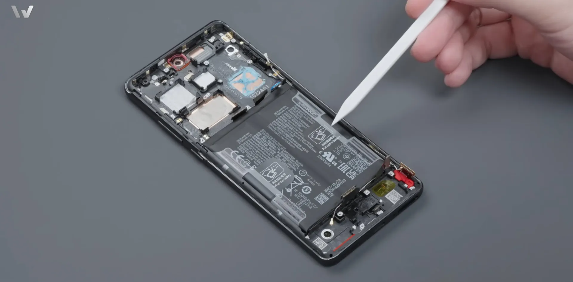 Video tháo tung OnePlus 12 cho thấy buồng hơi tản nhiệt lớn bên trong