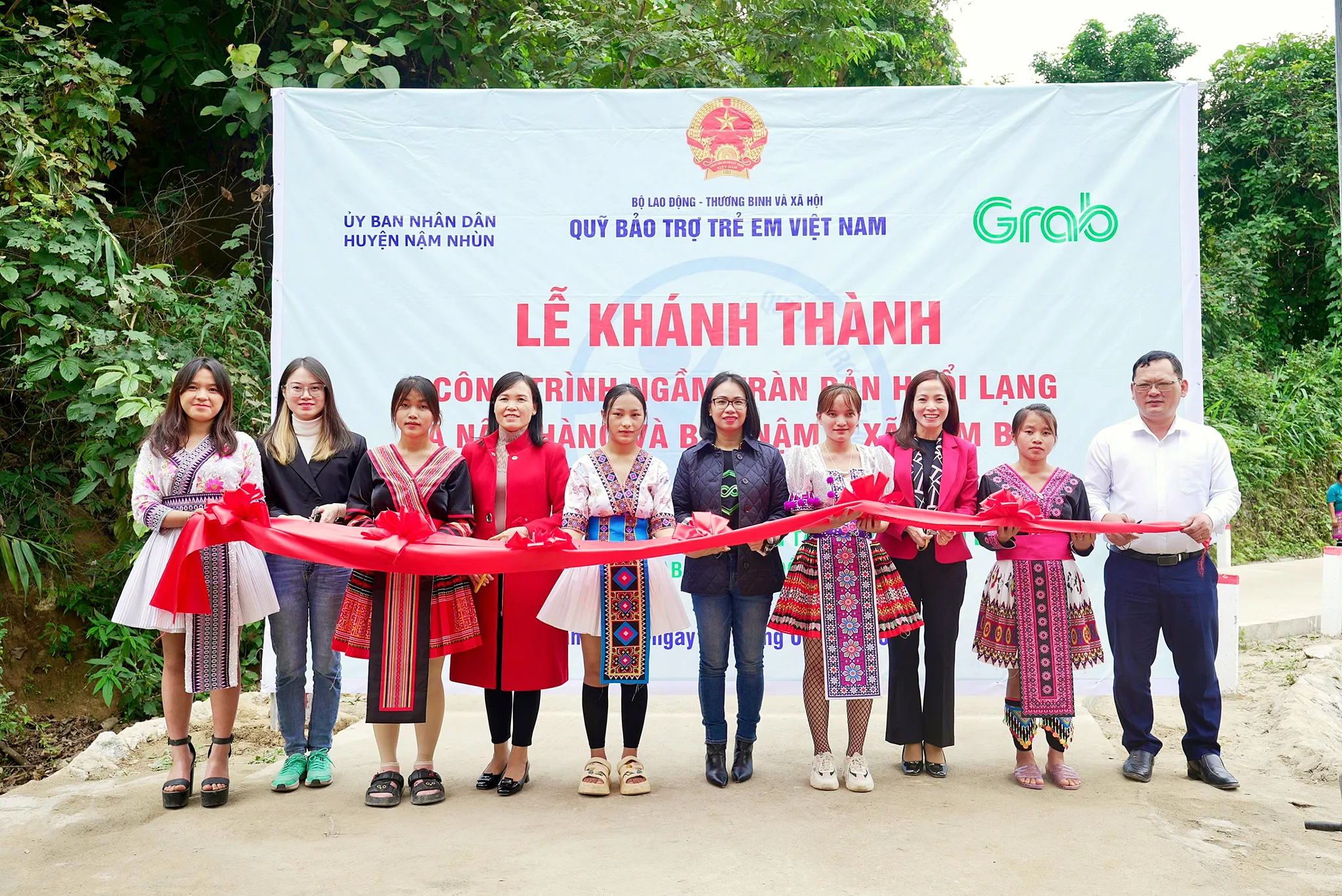 Khánh thành 2 cây cầu do Grab và Quỹ Bảo trợ trẻ em Việt Nam tài trợ