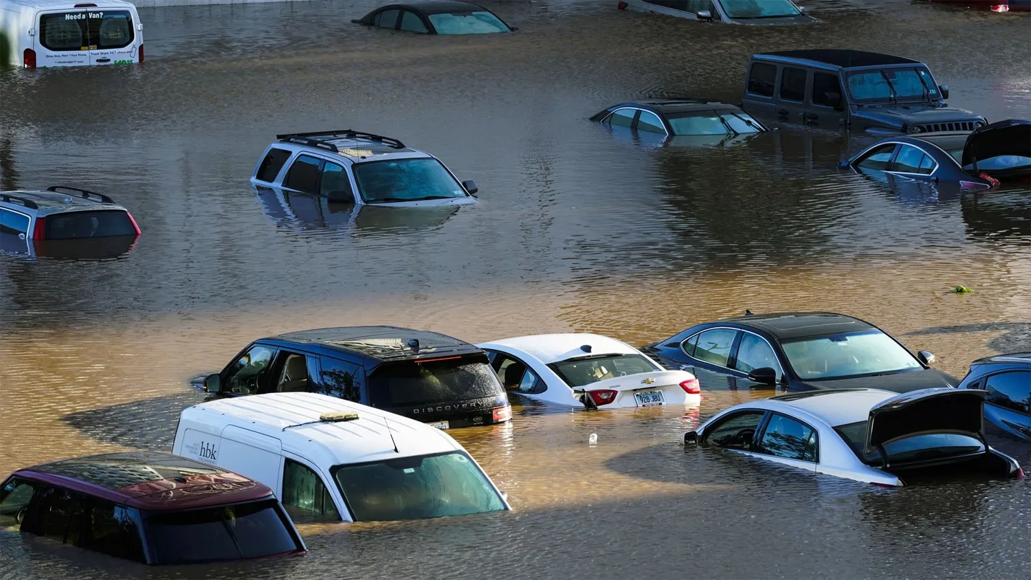 Lái xe qua vùng ngập nước: 3 lưu ý quan trọng mà bạn nên biết để hạn chế rủi ro