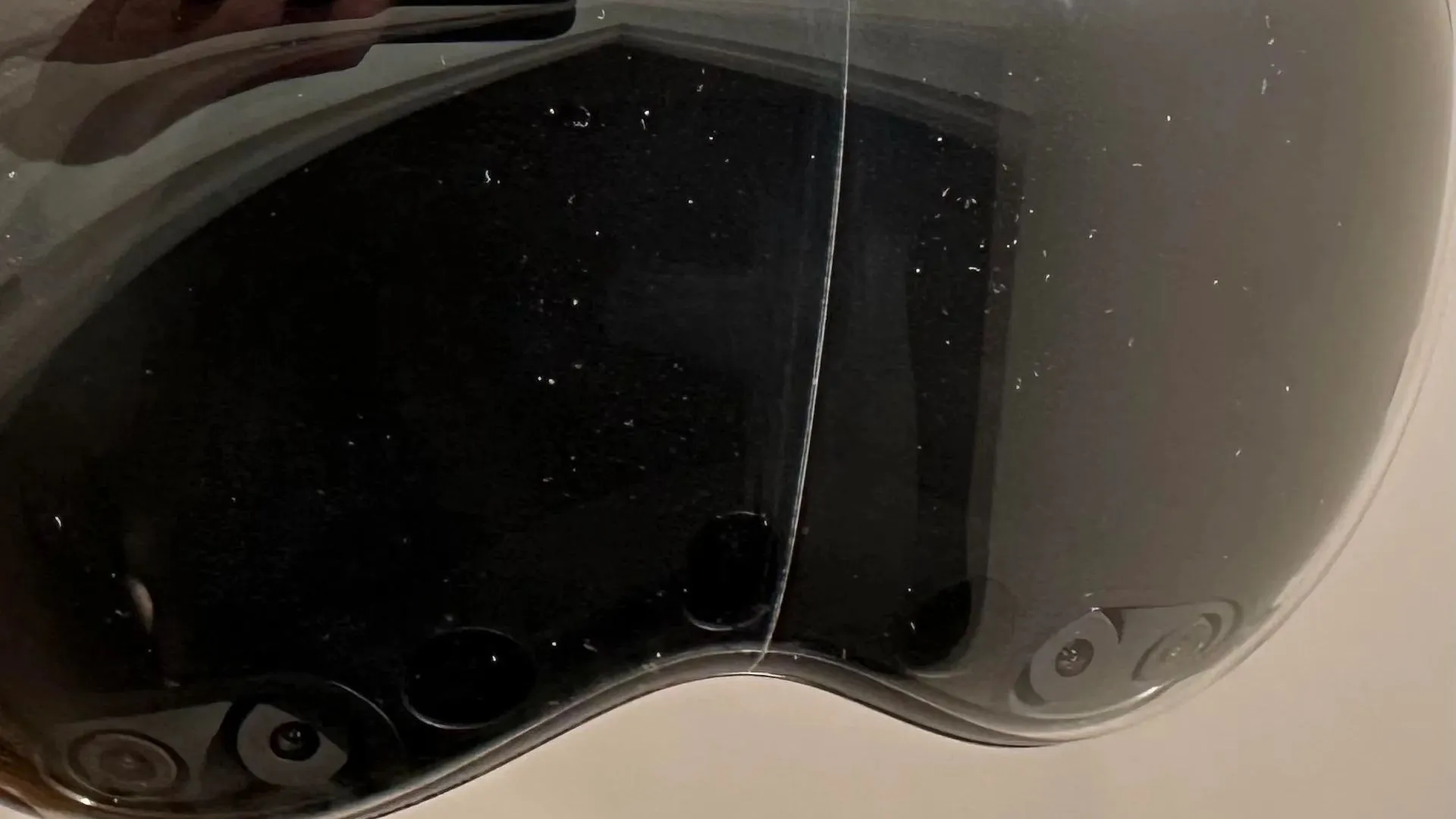 Một số Apple Vision Pro xuất hiện vết nứt giống nhau trên mặt kính bảo vệ