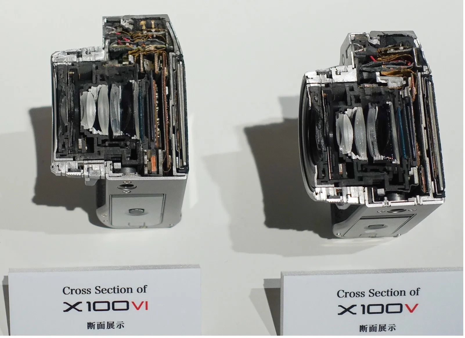 Cắt đôi Fujifilm X100VI và X100V để so sánh kích thước