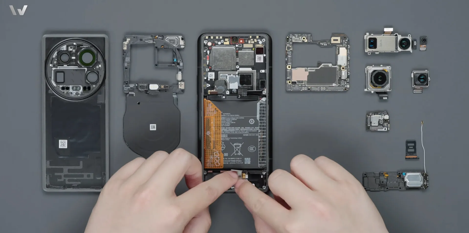 Tháo tung Xiaomi 14 Ultra hé lộ những thay đổi nhỏ bên trong thiết bị