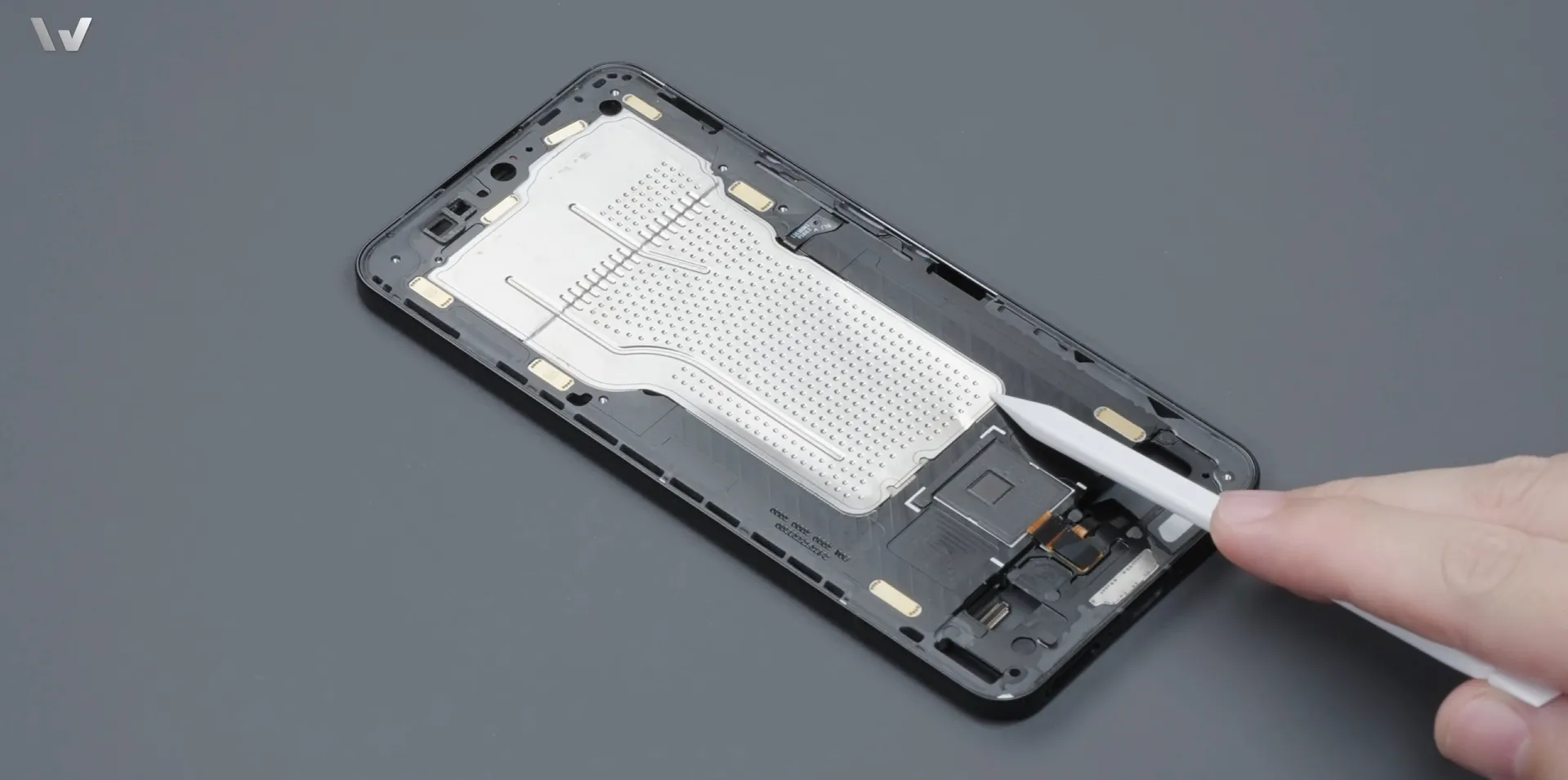 Tháo tung Xiaomi 14 Ultra hé lộ những thay đổi nhỏ bên trong thiết bị