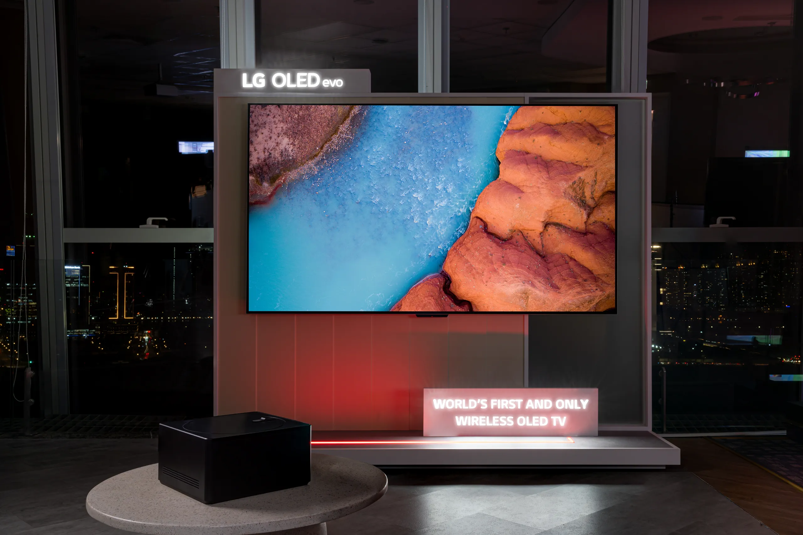 LG OLED evo M4: TV OLED không dây đầu tiên trên thế giới ra mắt tại Việt Nam