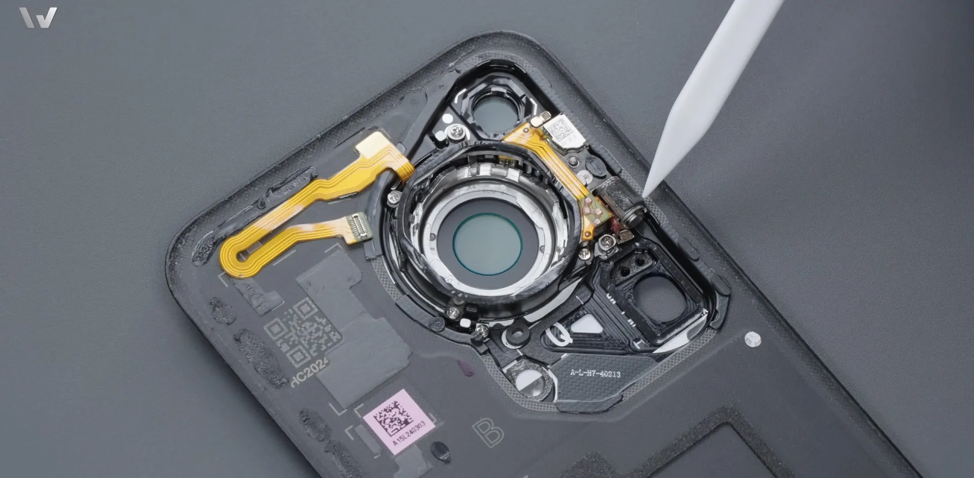 Tháo tung Huawei Pura 70 Ultra cho thấy cơ chế camera thu gọn cực kỳ ấn tượng