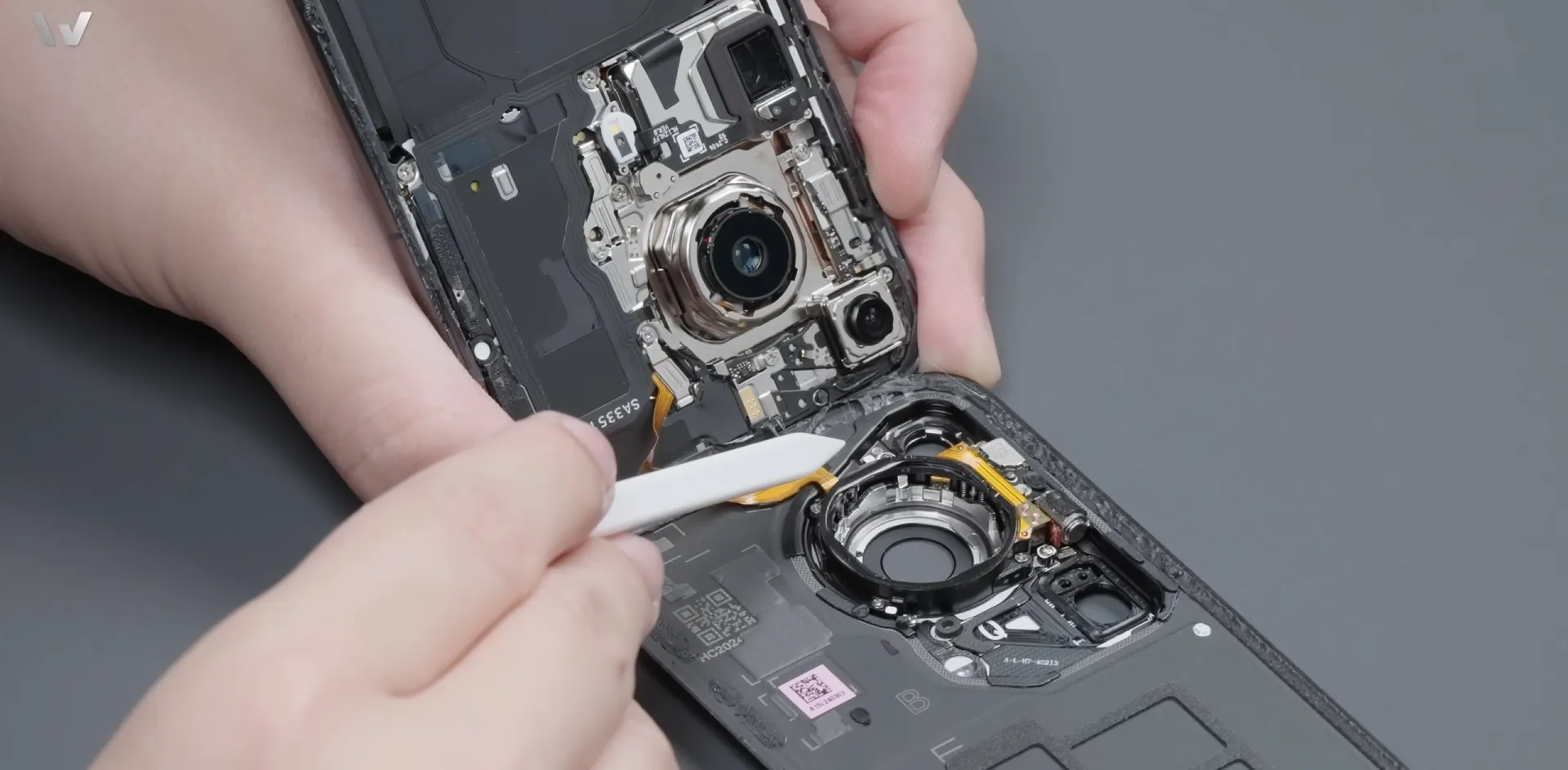 Tháo tung Huawei Pura 70 Ultra cho thấy cơ chế camera thu gọn cực kỳ ấn tượng