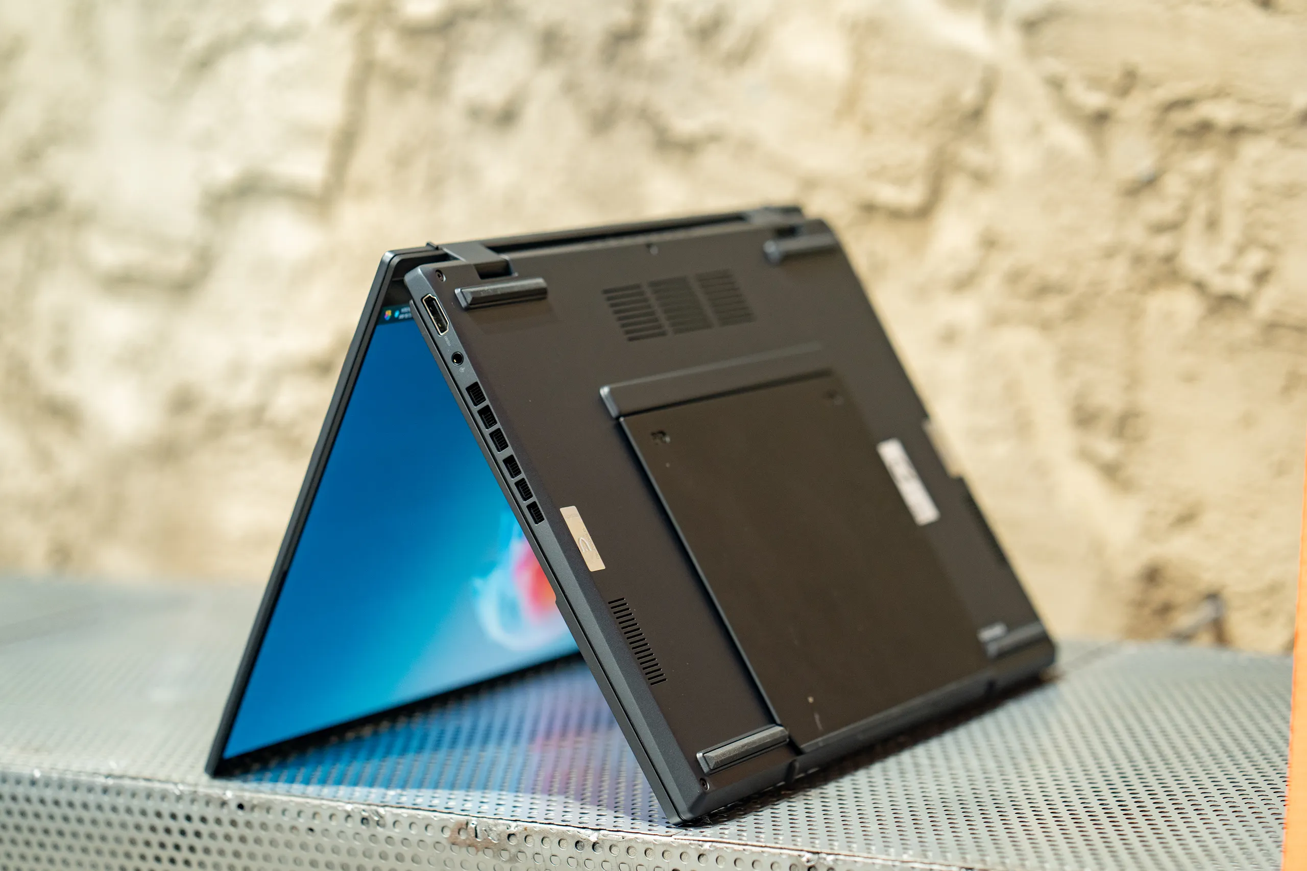 Trên tay ASUS Zenbook DUO (UX8406): Hai màn hình OLED cảm ứng chất lượng cao, hiệu năng đỉnh với Intel Core Ultra 9 tích hợp AI