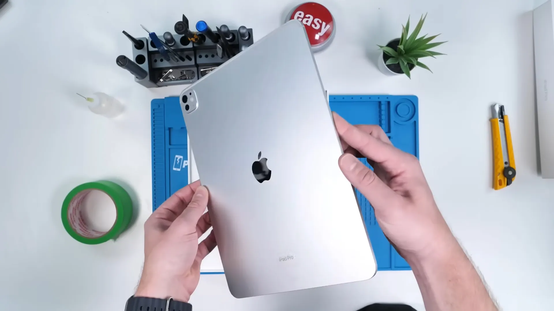 Tháo tung iPad Pro M4 cho thấy nội thất dễ sửa chữa hơn và đặc biệt logo bằng đồng