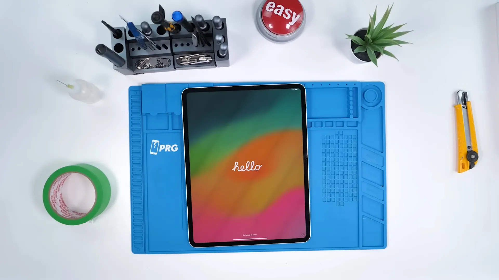 Tháo tung iPad Pro M4 cho thấy nội thất dễ sửa chữa hơn và đặc biệt logo bằng đồng