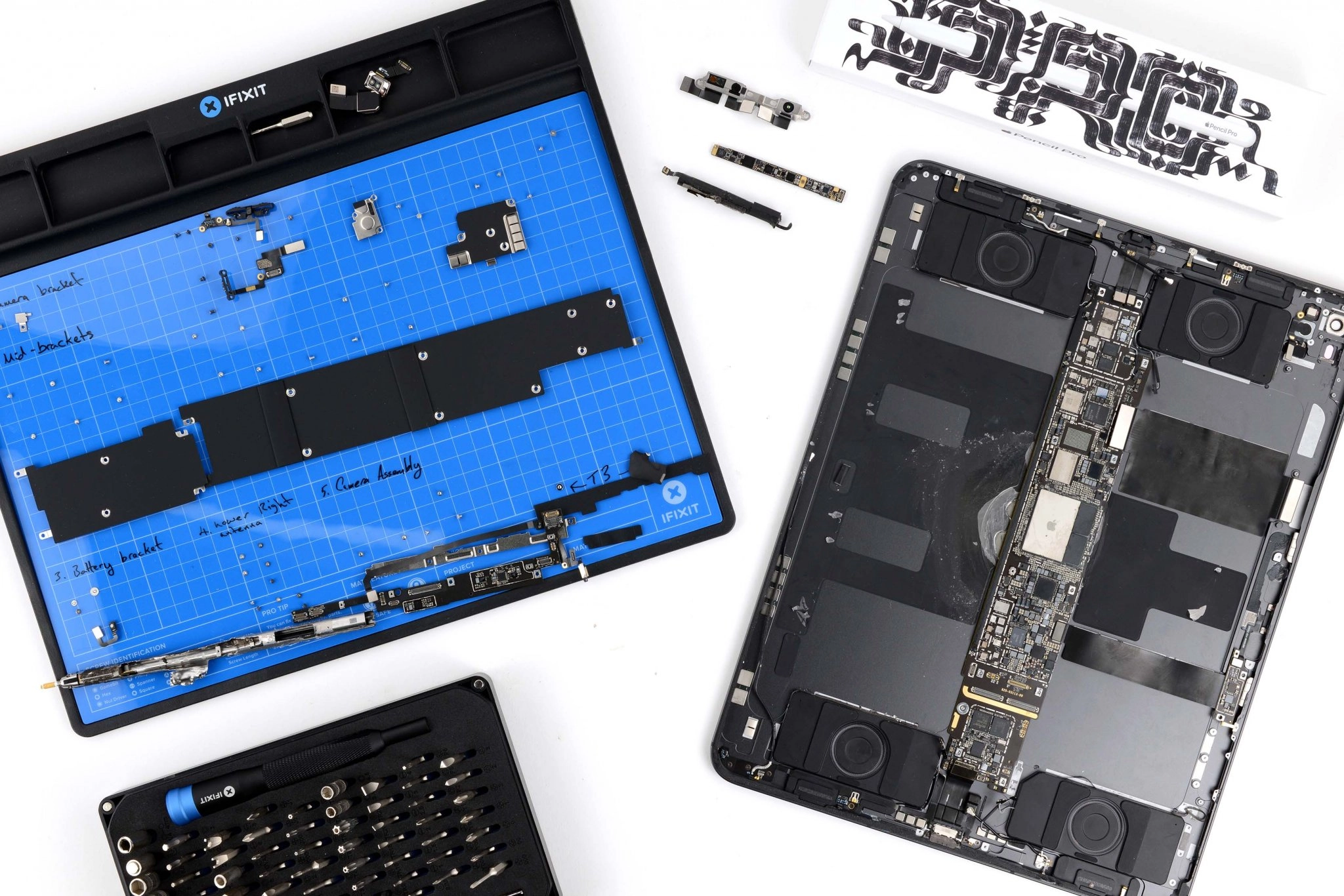 Tháo tung iPad Pro M4 13-inch cùng iFixit: Pin dễ sửa và thay thế hơn rất nhiều