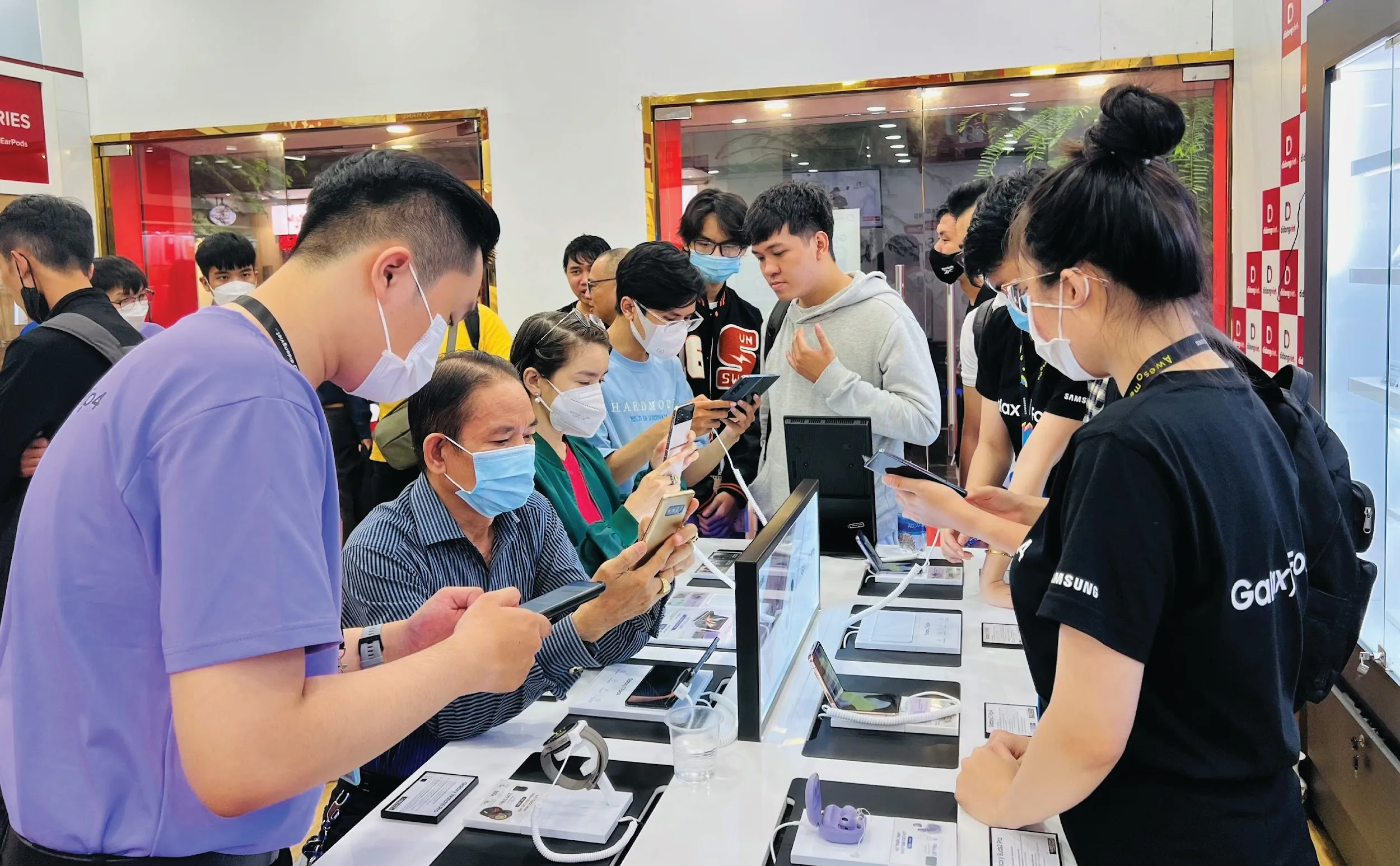 Samsung “sale to giảm nửa giá" tại Di Động Việt: Giảm 4 lần giá, thu cũ - lên đời giảm thêm đến 4 triệu đồng