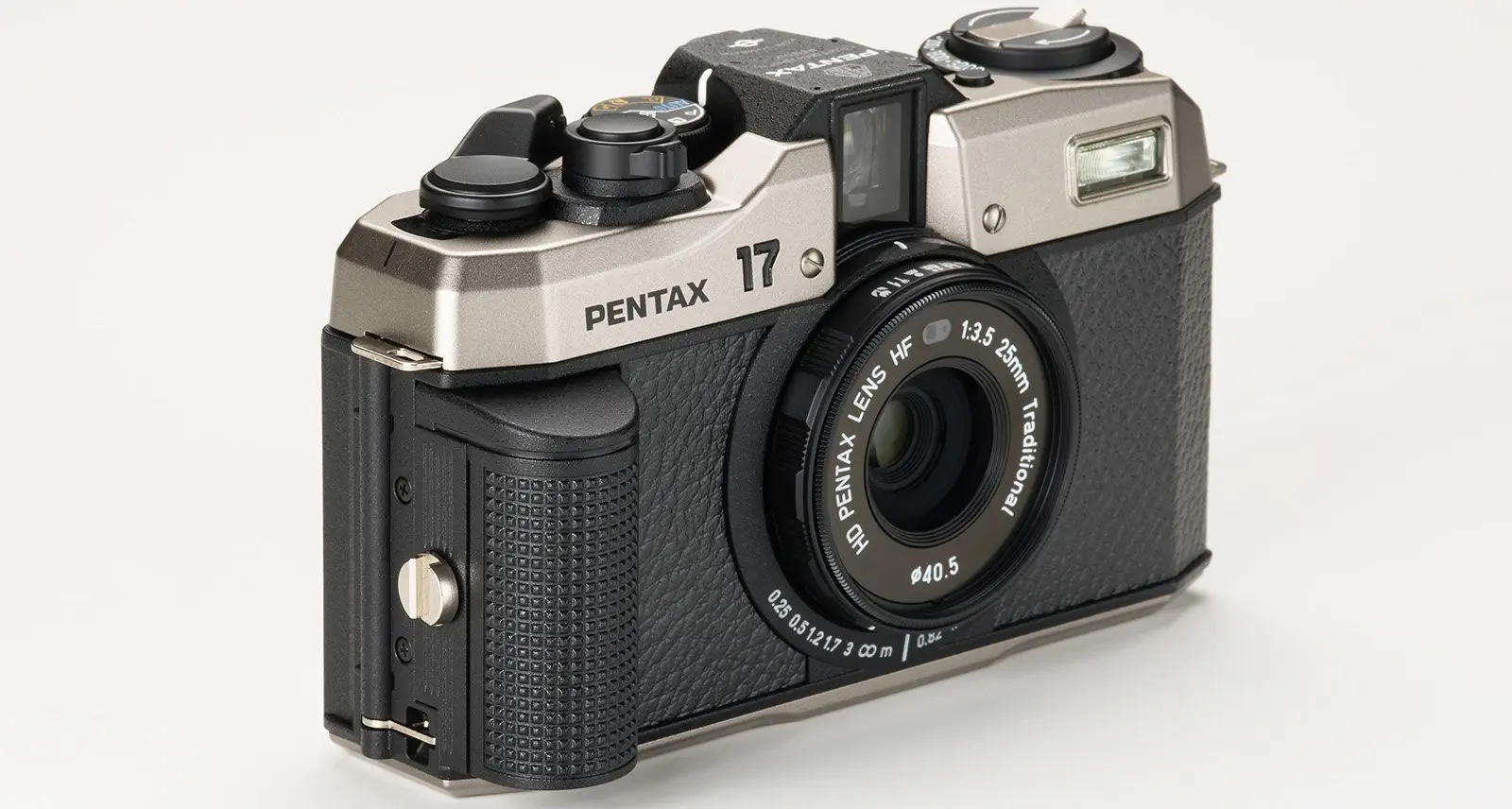 Pentax ra mắt máy ảnh film Pentax 17, định dạng half frame gấp đôi số ảnh