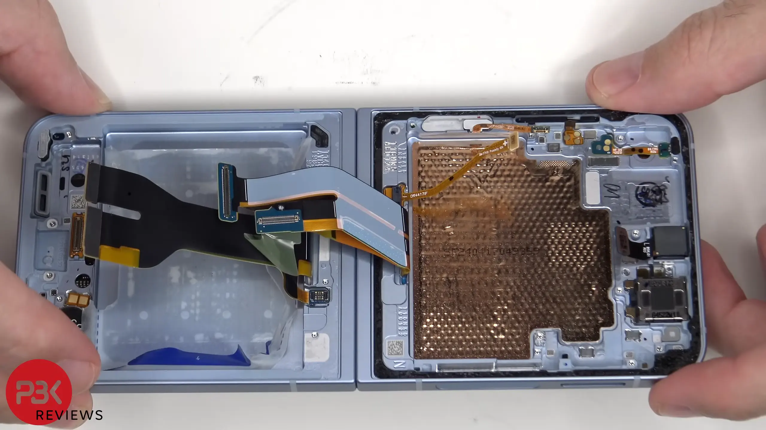 Tháo tung Galaxy Z Flip6 cho thấy pin lớn hơn và buồng hơi tản nhiệt mới