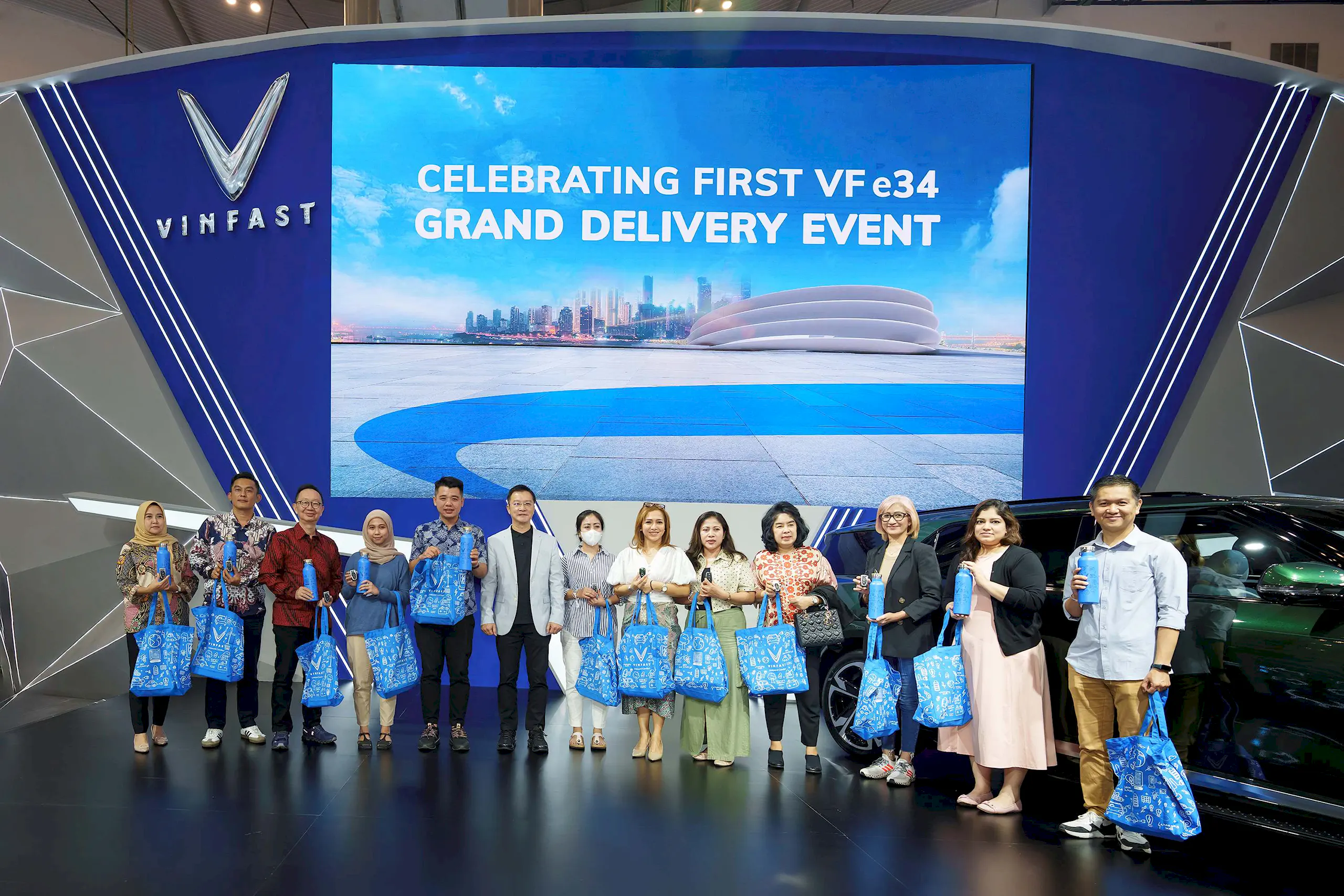 VinFast bàn giao lô xe VF e34 đầu tiên tại GIIAS 2024