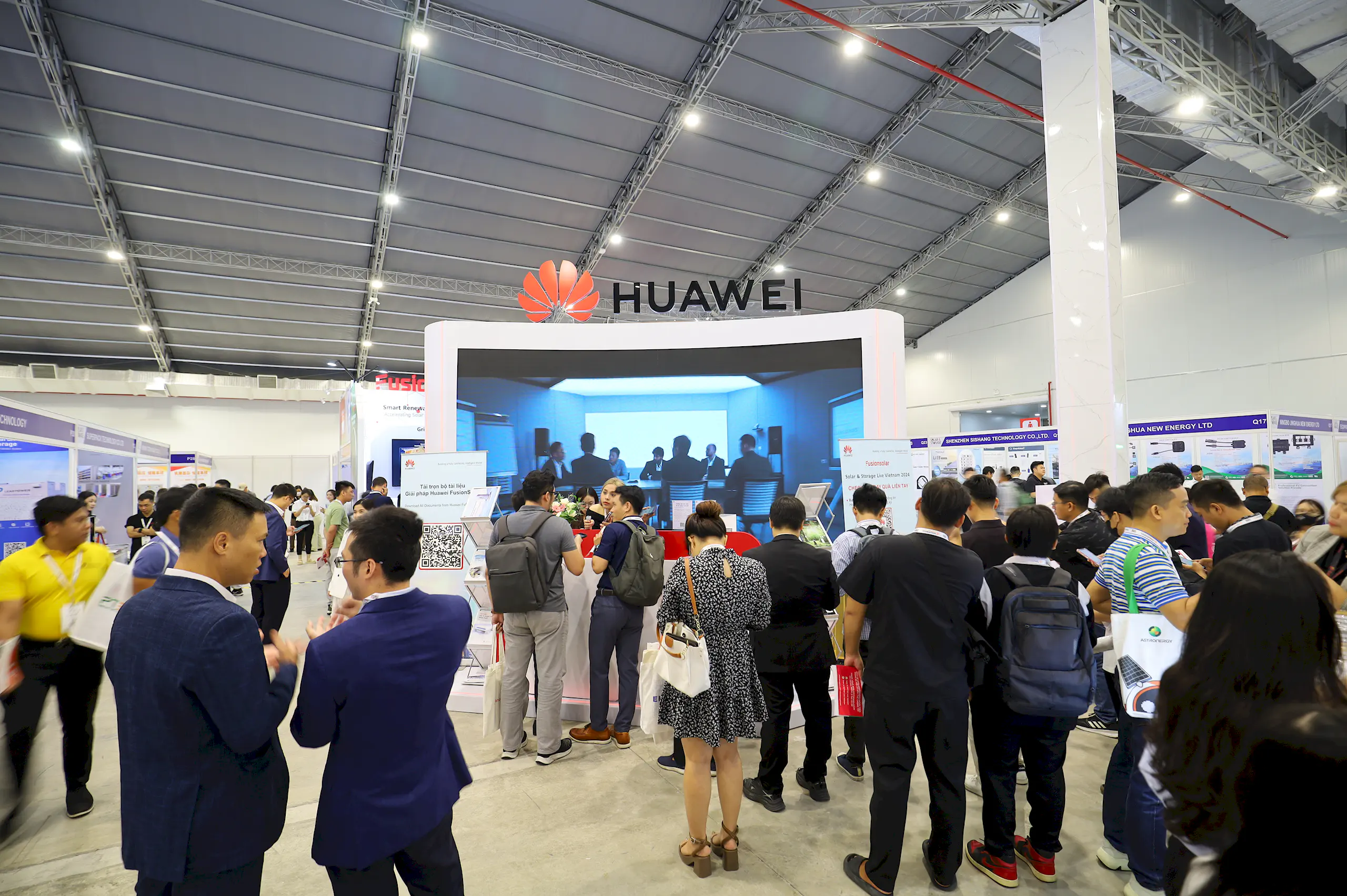 Huawei ra mắt công nghệ tạo lưới Grid Forming và giải pháp FusionSolar Smart PV+ESS tại Solar & Storage Live Vietnam 2024