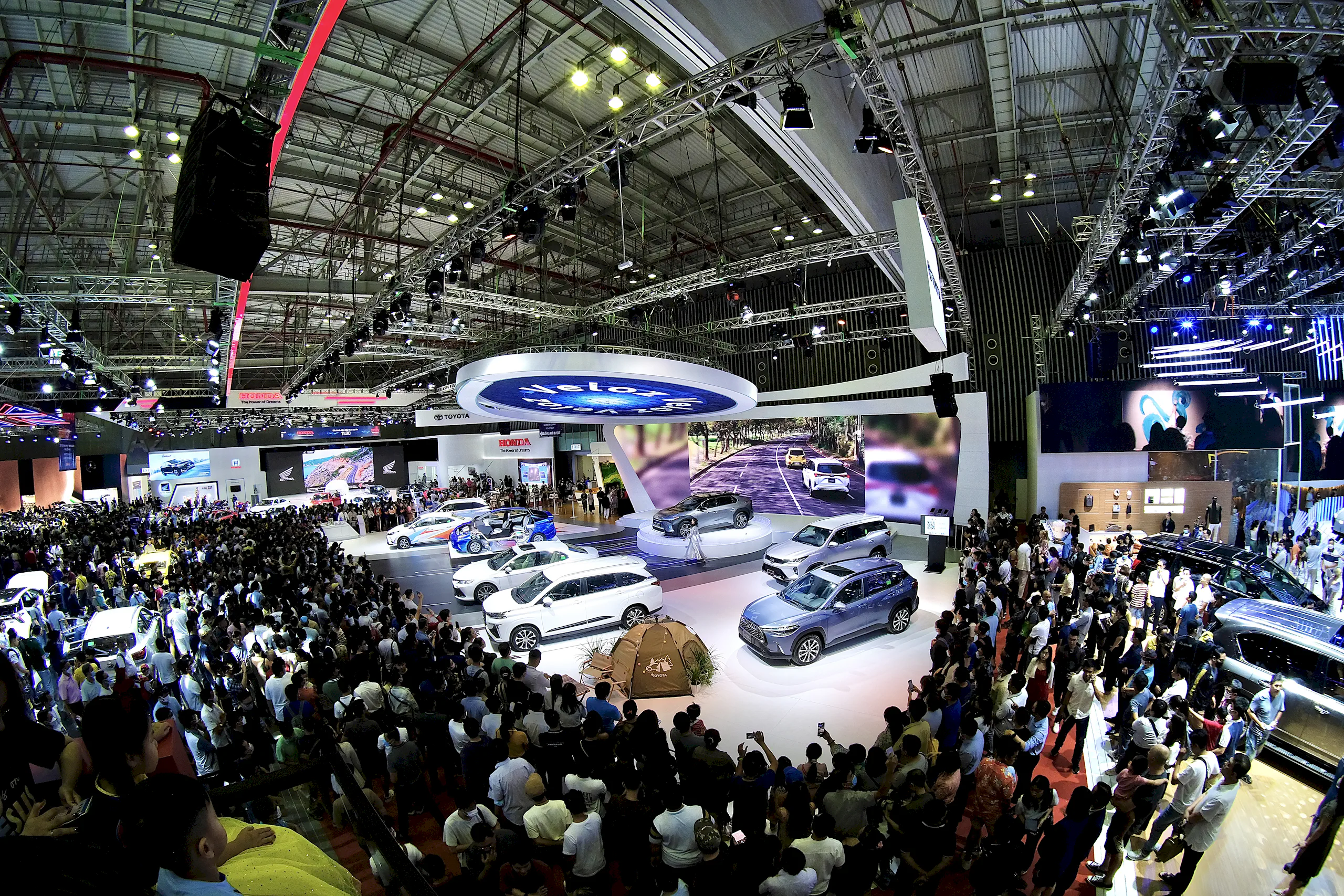 Vietnam Motor Show 2024: Triển lãm ô tô hấp dẫn với loạt mẫu xe mới cho khách Việt