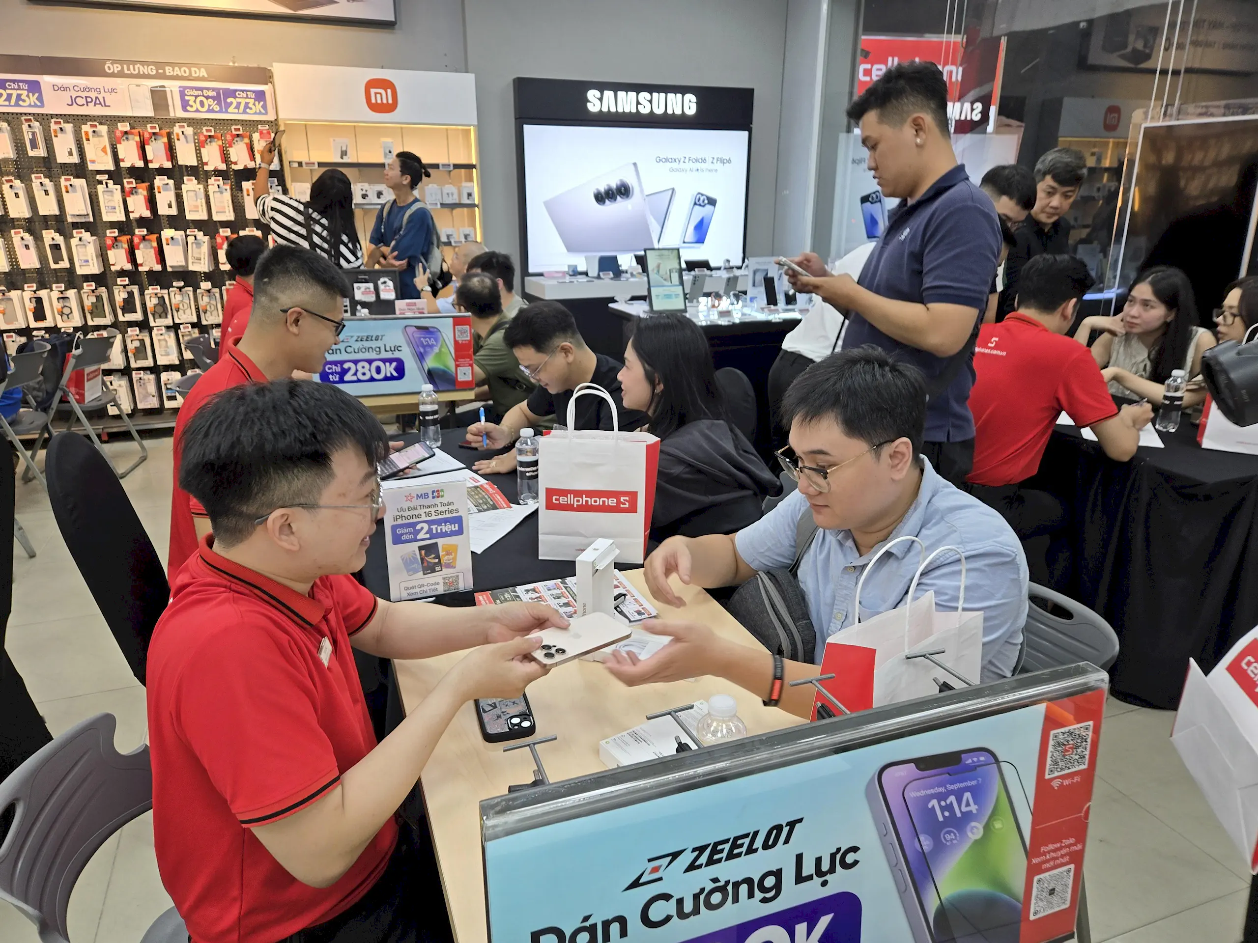 CellphoneS giao iPhone 16 series cho hơn 10,000 khách hàng, iPhone 16 Pro Max chiếm 60%