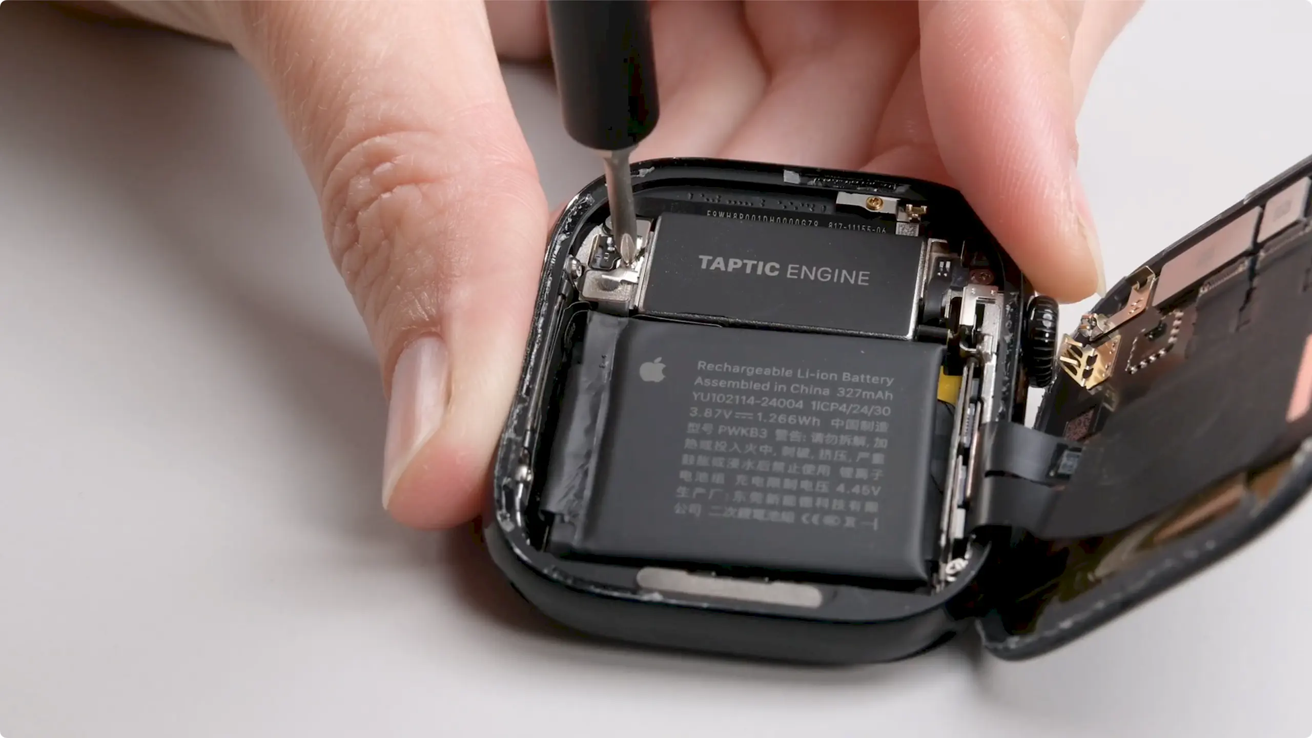 iFixit tháo rời Apple Watch Series 10, hé lộ những chi tiết bên trong