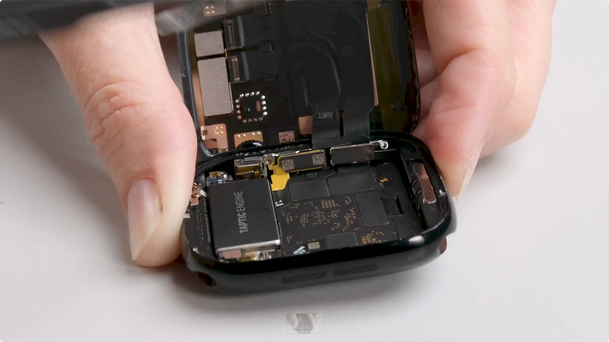 iFixit tháo rời Apple Watch Series 10, hé lộ những chi tiết bên trong