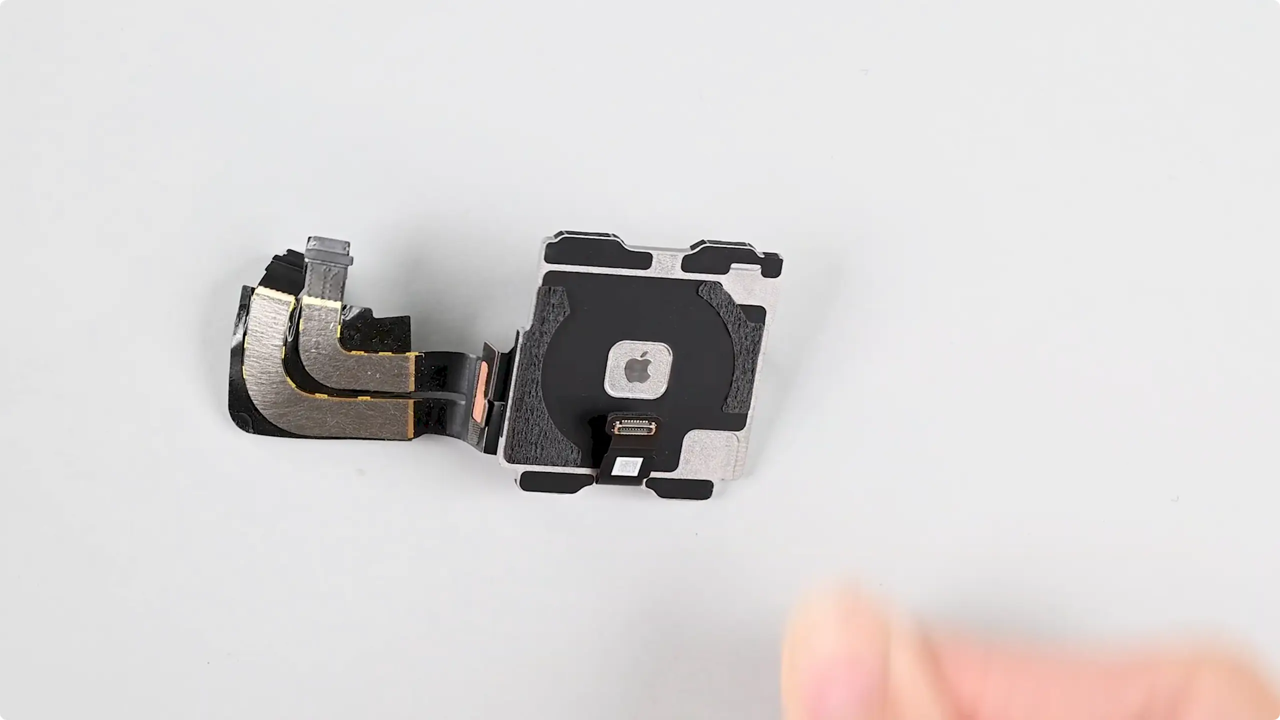 iFixit tháo rời Apple Watch Series 10, hé lộ những chi tiết bên trong