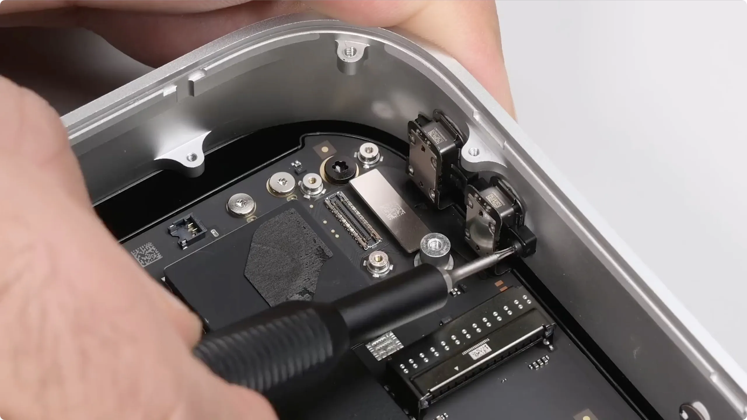 iFixit tháo tung Mac mini M4, đánh giá “tương lai sửa chữa sáng sủa” dù thiết kế siêu gọn