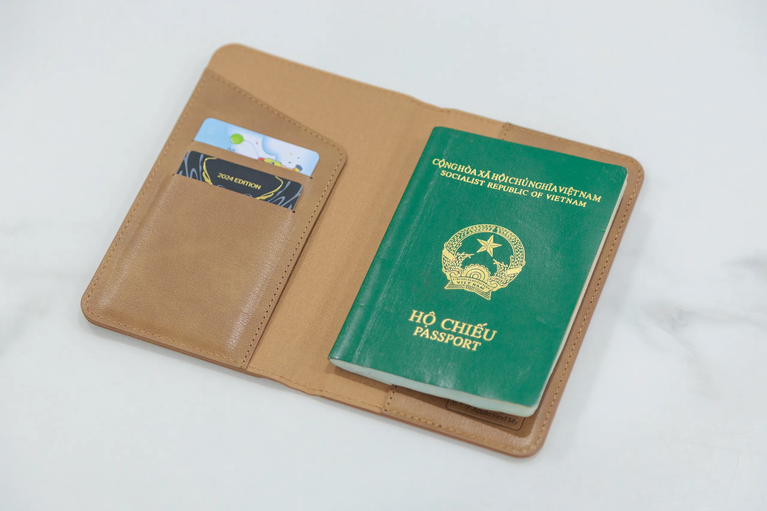 Trên tay Bao da hộ chiếu Mazer 1 Tag Passport: Phụ kiện không thể thiếu cho người hay di chuyển