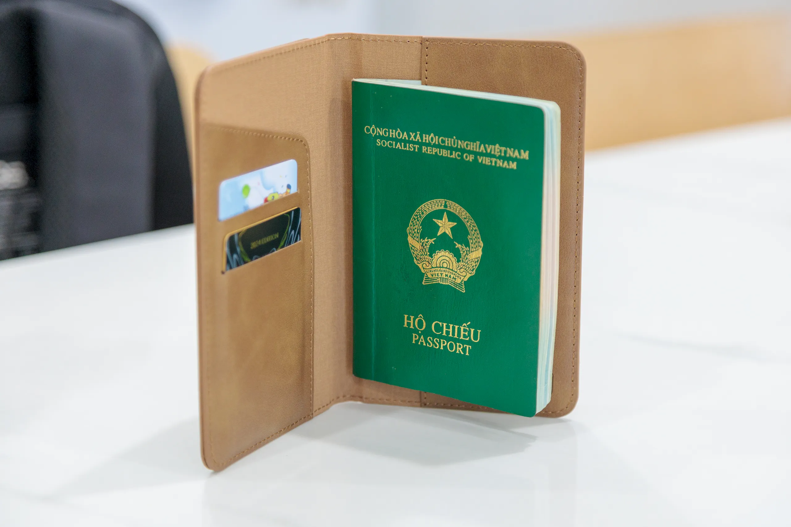 Trên tay Bao da hộ chiếu Mazer 1 Tag Passport: Phụ kiện không thể thiếu cho người hay di chuyển