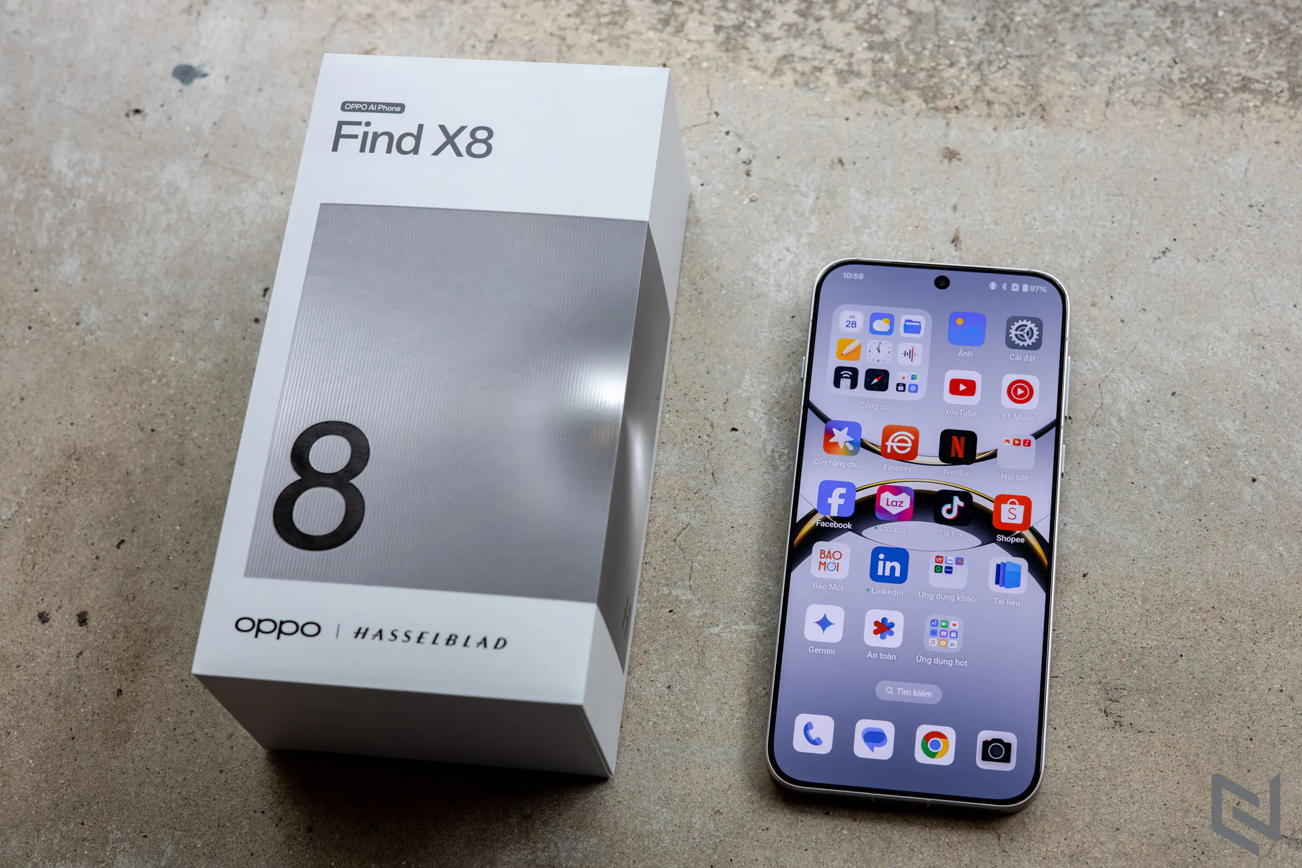 Mở hộp Oppo Find X8: Nhỏ gọn pin lớn, viền màn hình siêu mỏng