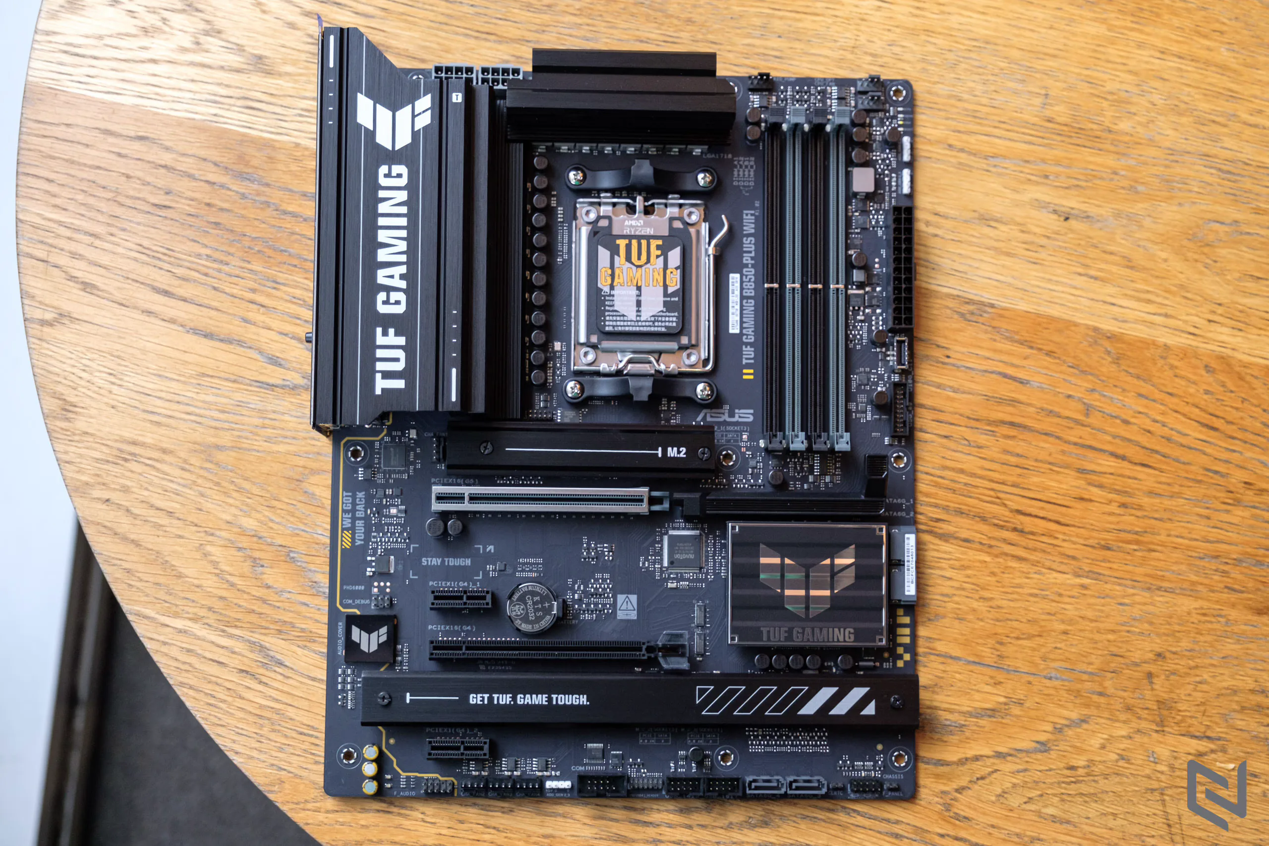 Trên tay mainboard ASUS TUF Gaming B850-Plus WiFi: Sức mạnh và độ bền ẩn sau thiết kế chuẩn gaming