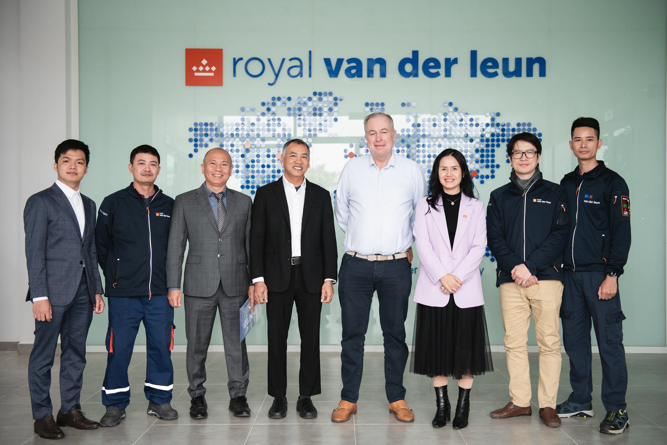 Schneider Electric và Van Der Leun Việt Nam ký kết hợp tác: Tăng tốc chuyển đổi xanh trong ngành đóng tàu và cảng biển việt nam