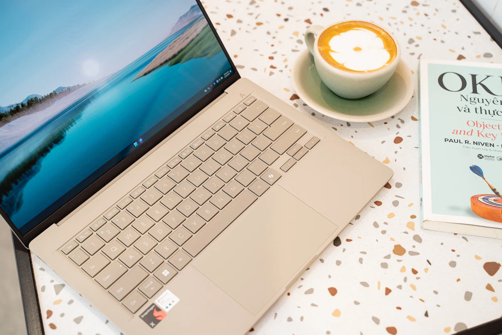 Trên tay ASUS Zenbook A14 & Zenbook 14: Laptop AI chuẩn Copilot+ PC, siêu nhẹ, pin trâu