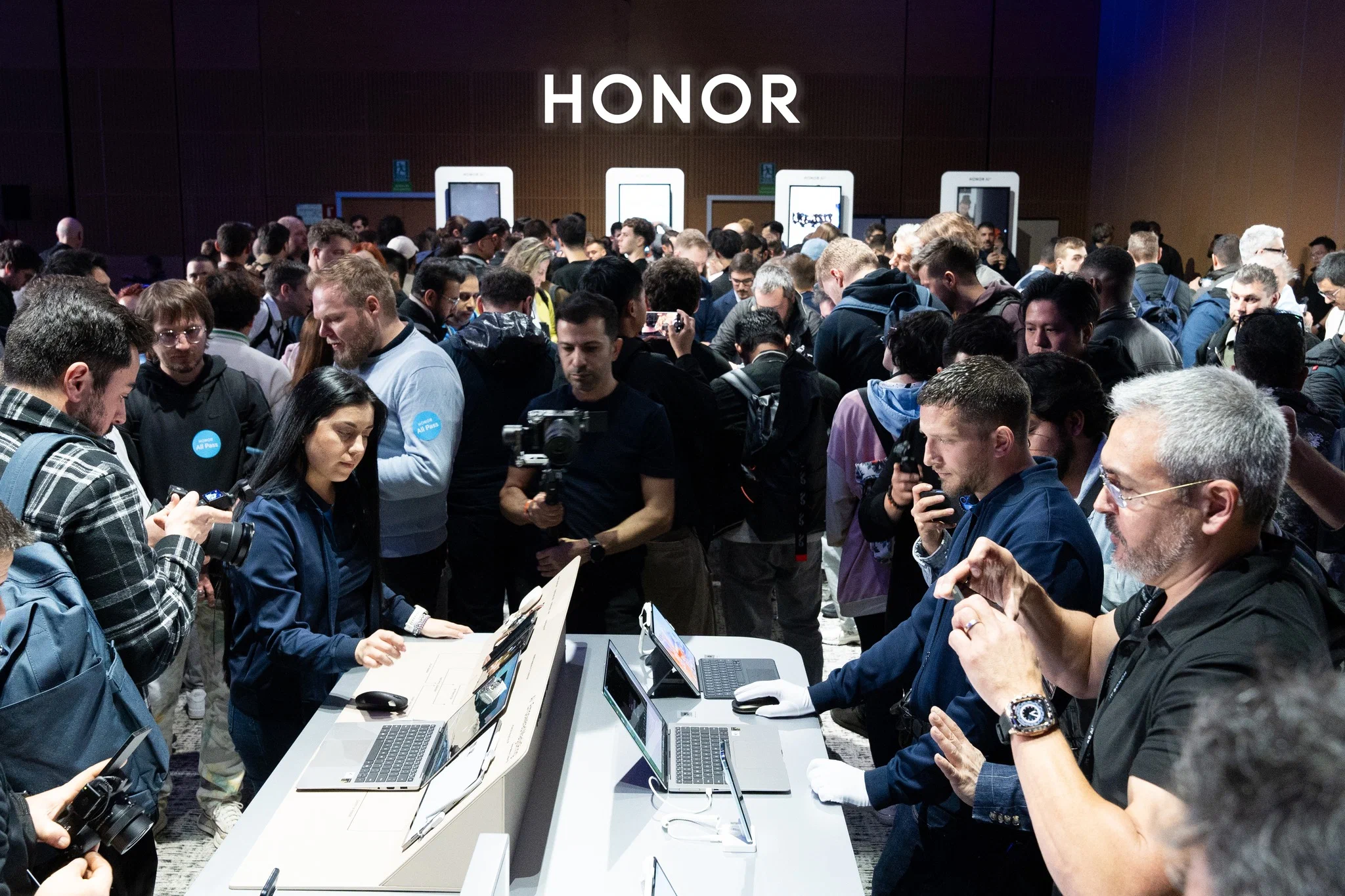 HONOR công bố chiến lược HONOR ALPHA, đầu tư 10 tỷ USD phát triển AI tại MWC 2025