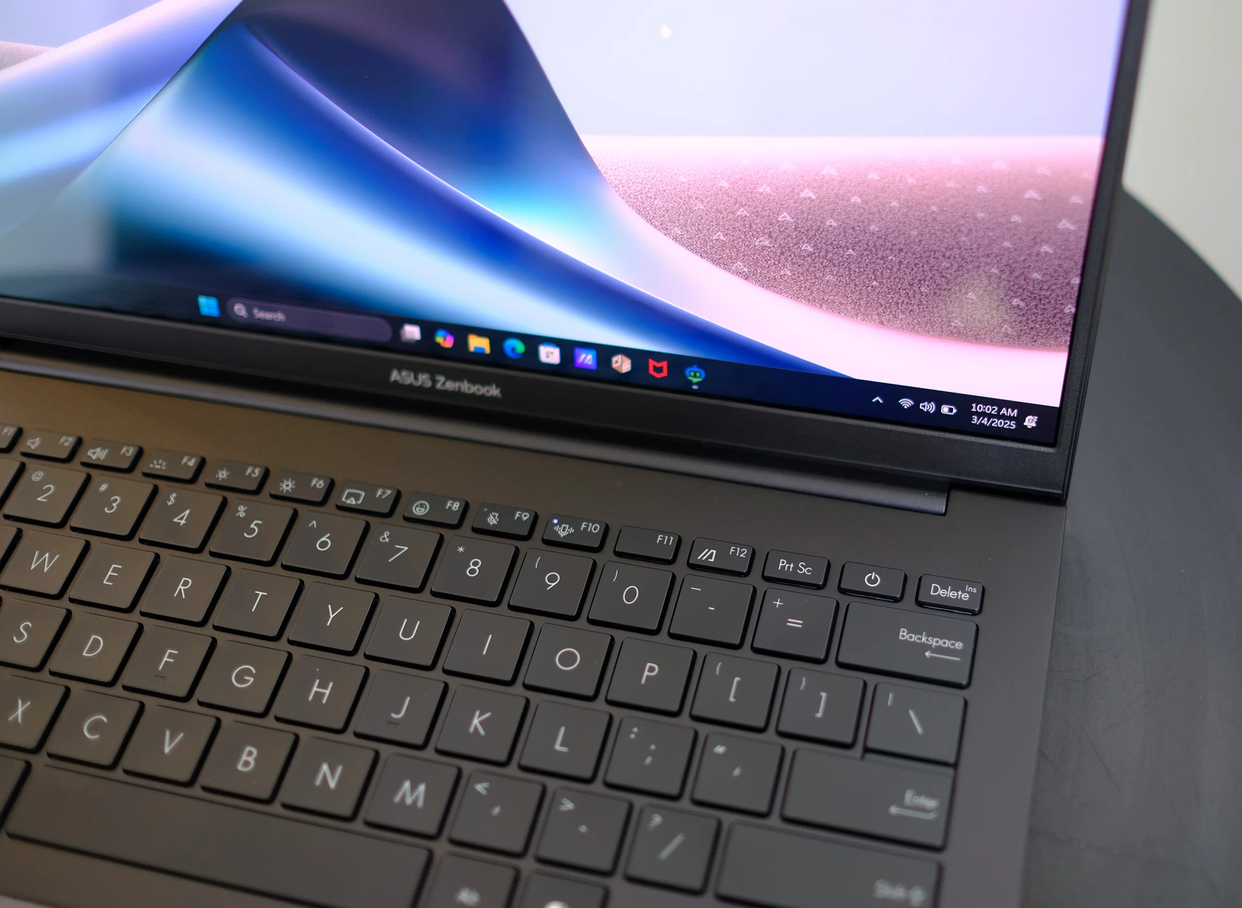 Trên tay ASUS Zenbook A14 & Zenbook 14: Laptop AI chuẩn Copilot+ PC, siêu nhẹ, pin trâu