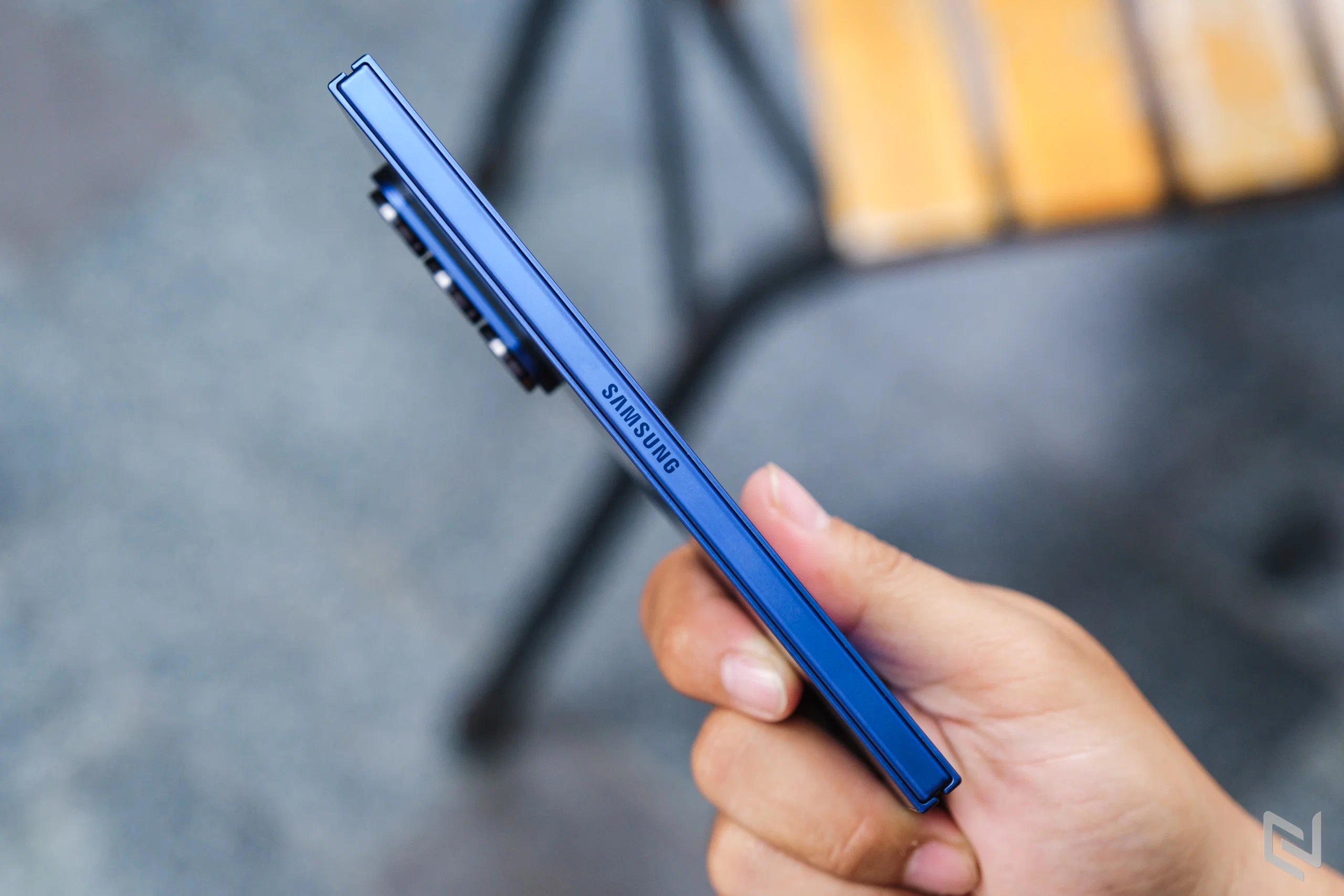 Nhà Táo loay hoay với cải tiến, Samsung đã tiến xa với AI và công nghệ gập bằng Galaxy Z Fold7