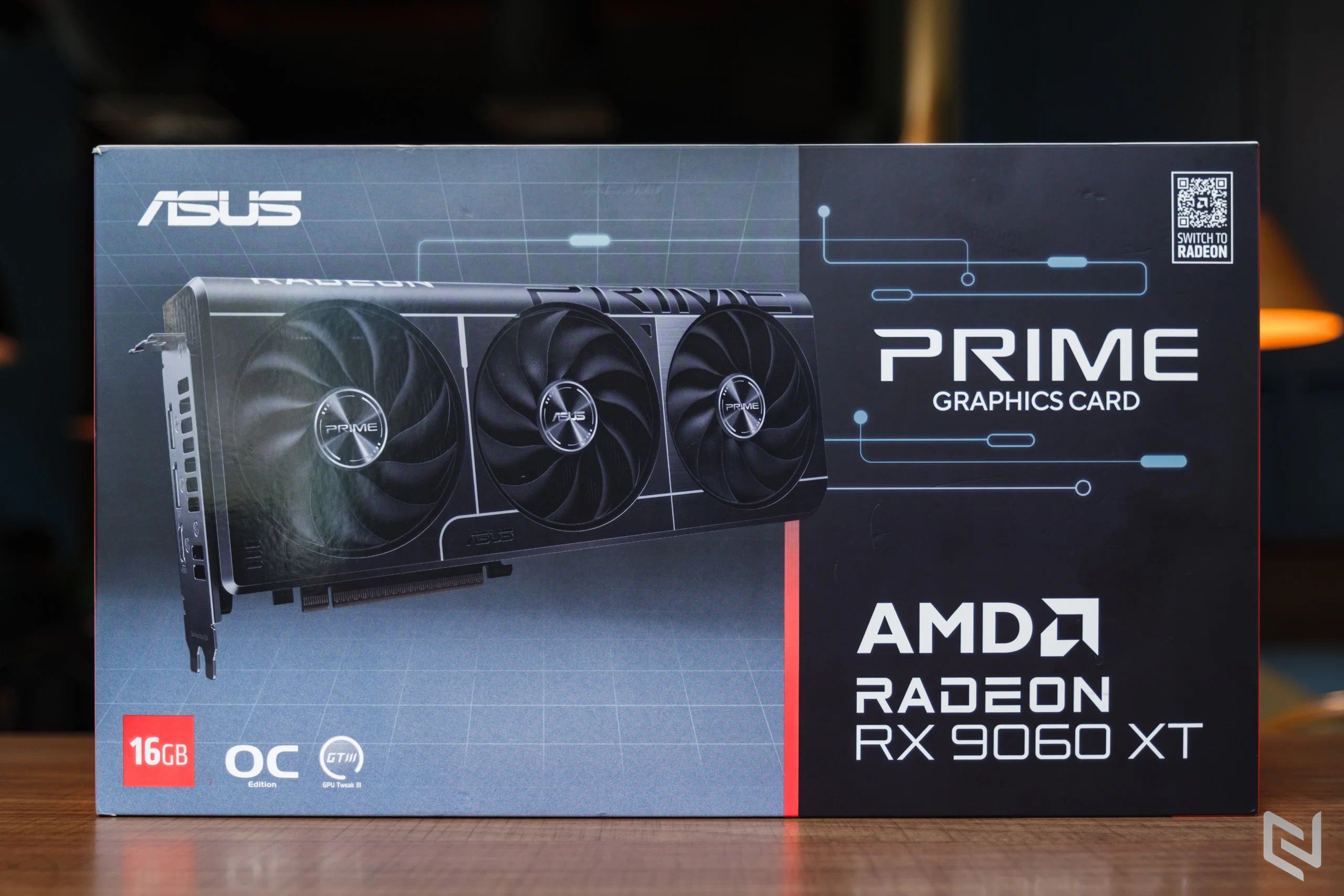 Trên tay ASUS Prime RX 9060 XT: Thiết kế tối giản, VRAM 16 GB, hiệu năng cân RTX 5060 Ti