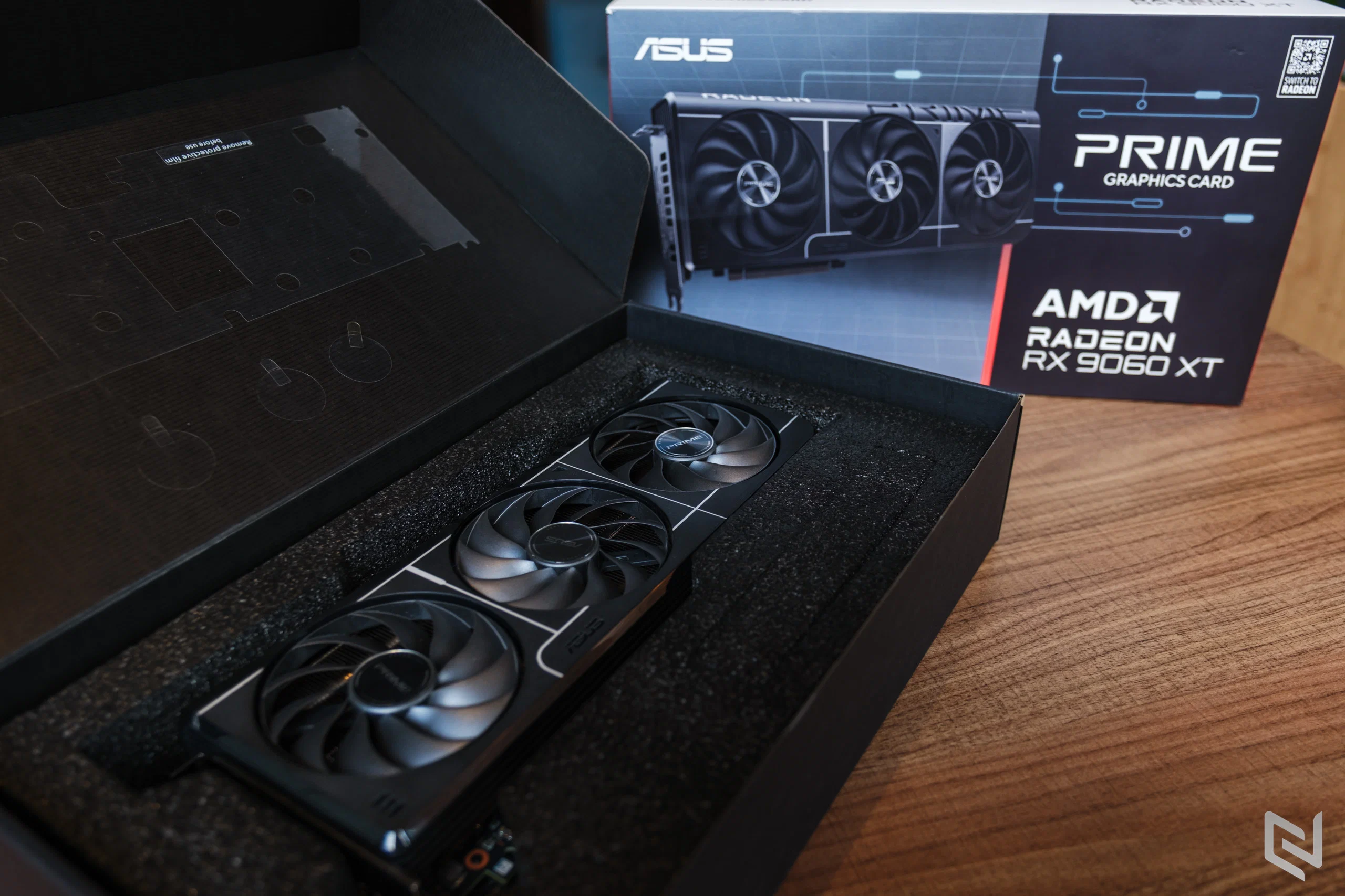 Trên tay ASUS Prime RX 9060 XT: Thiết kế tối giản, VRAM 16 GB, hiệu năng cân RTX 5060 Ti