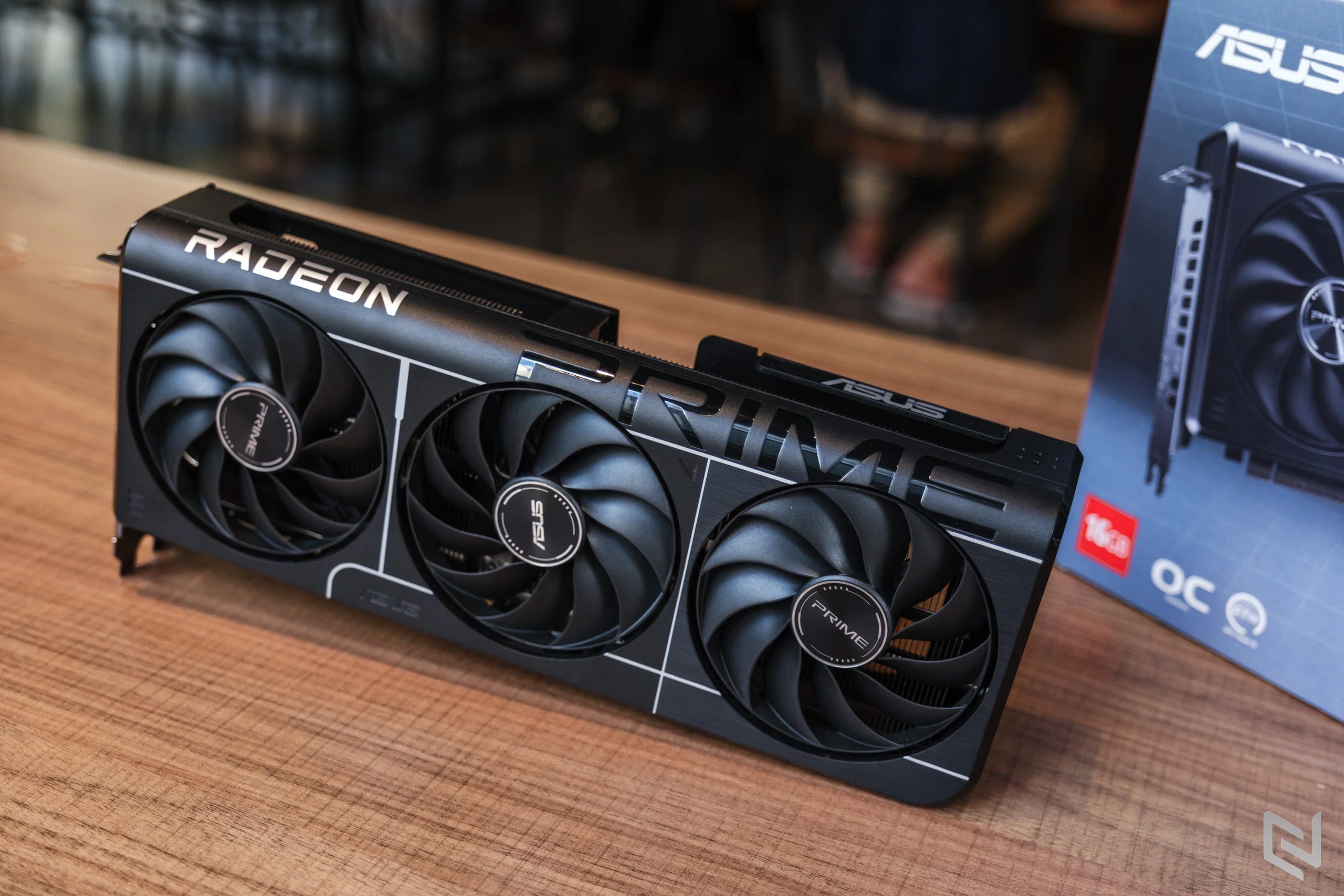 Trên tay ASUS Prime RX 9060 XT: Thiết kế tối giản, VRAM 16 GB, hiệu năng cân RTX 5060 Ti