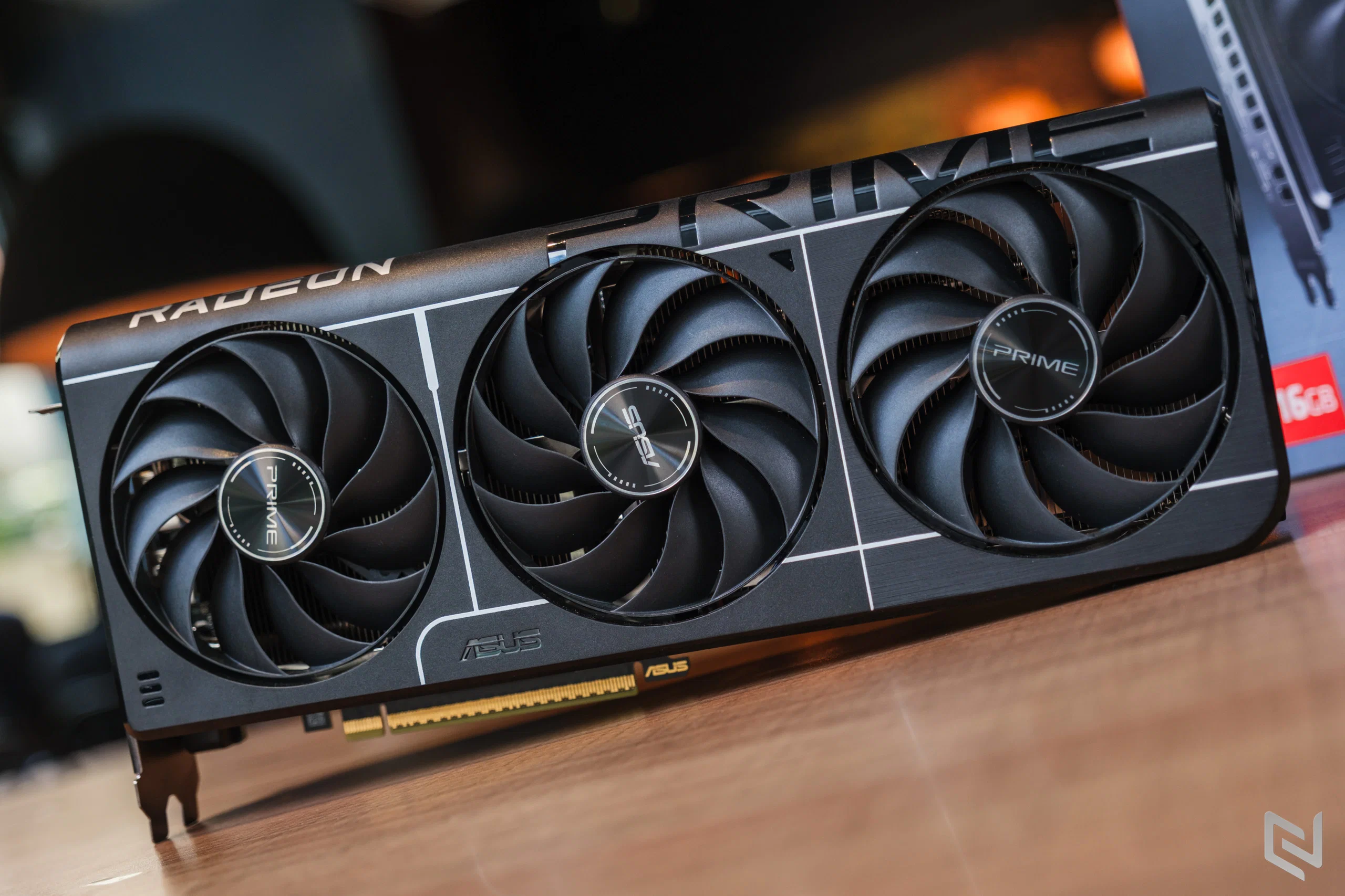 Trên tay ASUS Prime RX 9060 XT: Thiết kế tối giản, VRAM 16 GB, hiệu năng cân RTX 5060 Ti